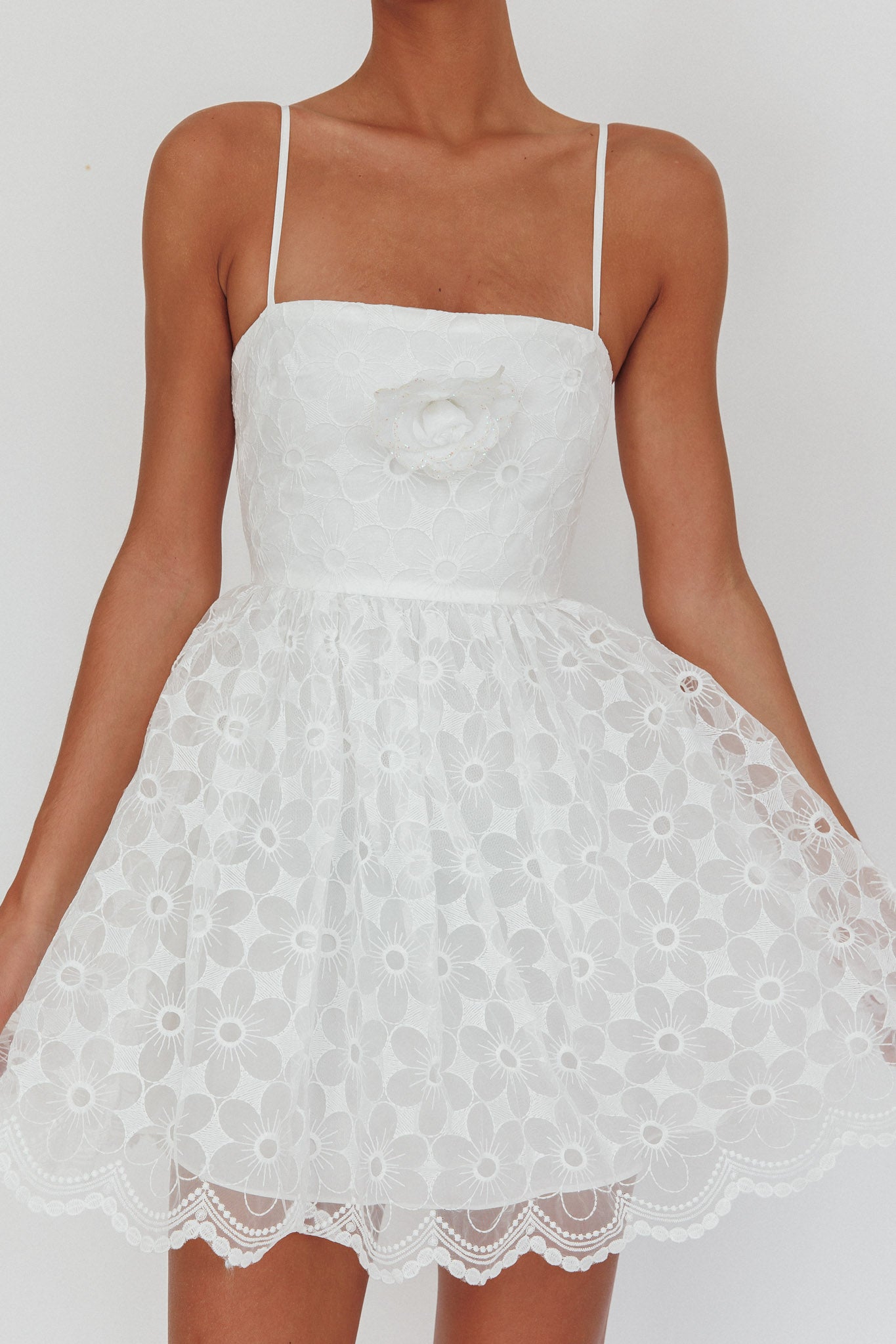 Mini abito Bahia in pizzo bianco con scollo quadrato e linea ad A