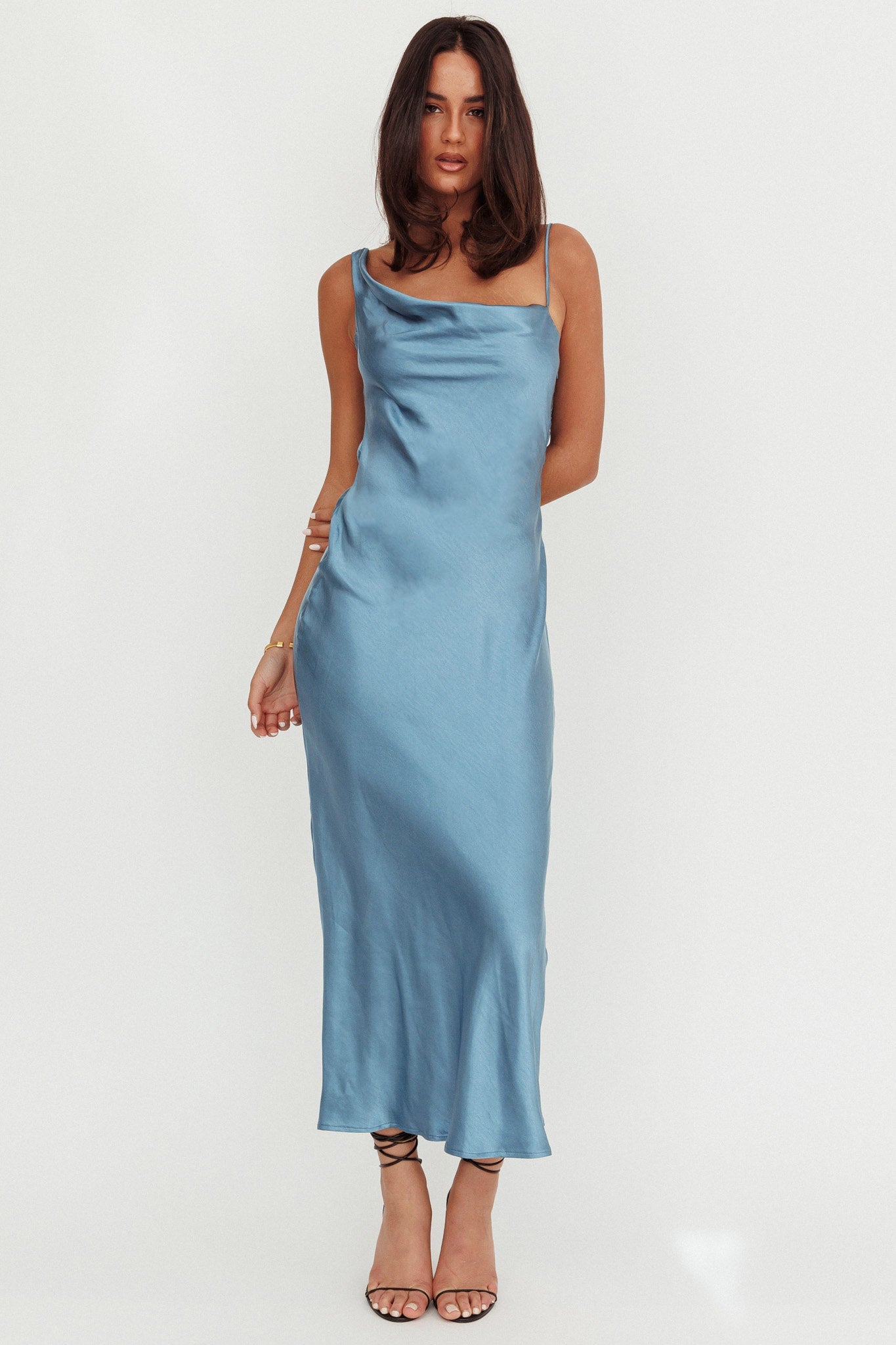 Vestito lungo in raso con scollo a cappuccio Treats blu acciaio