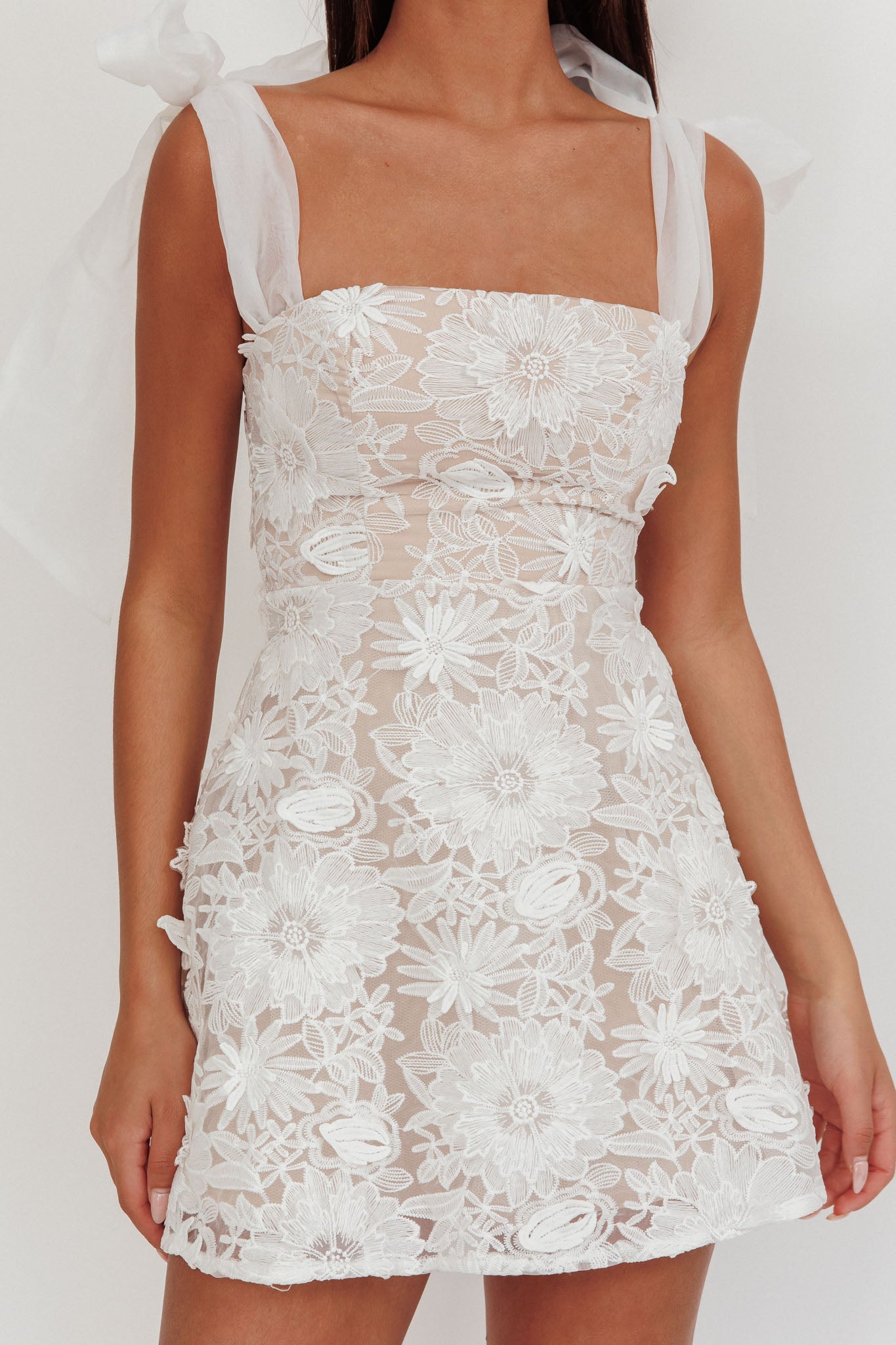 Mini abito bianco decorato con spalle annodate Suns Out