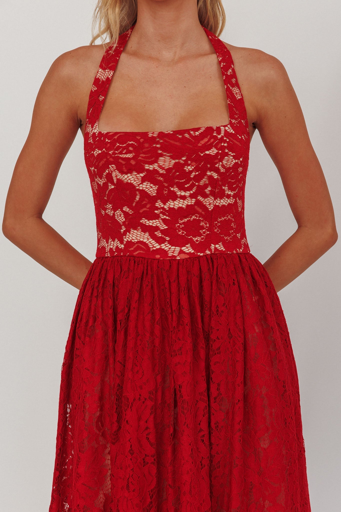 Abito lungo in pizzo a trapezio con scollo all'americana Hendrix Cherry