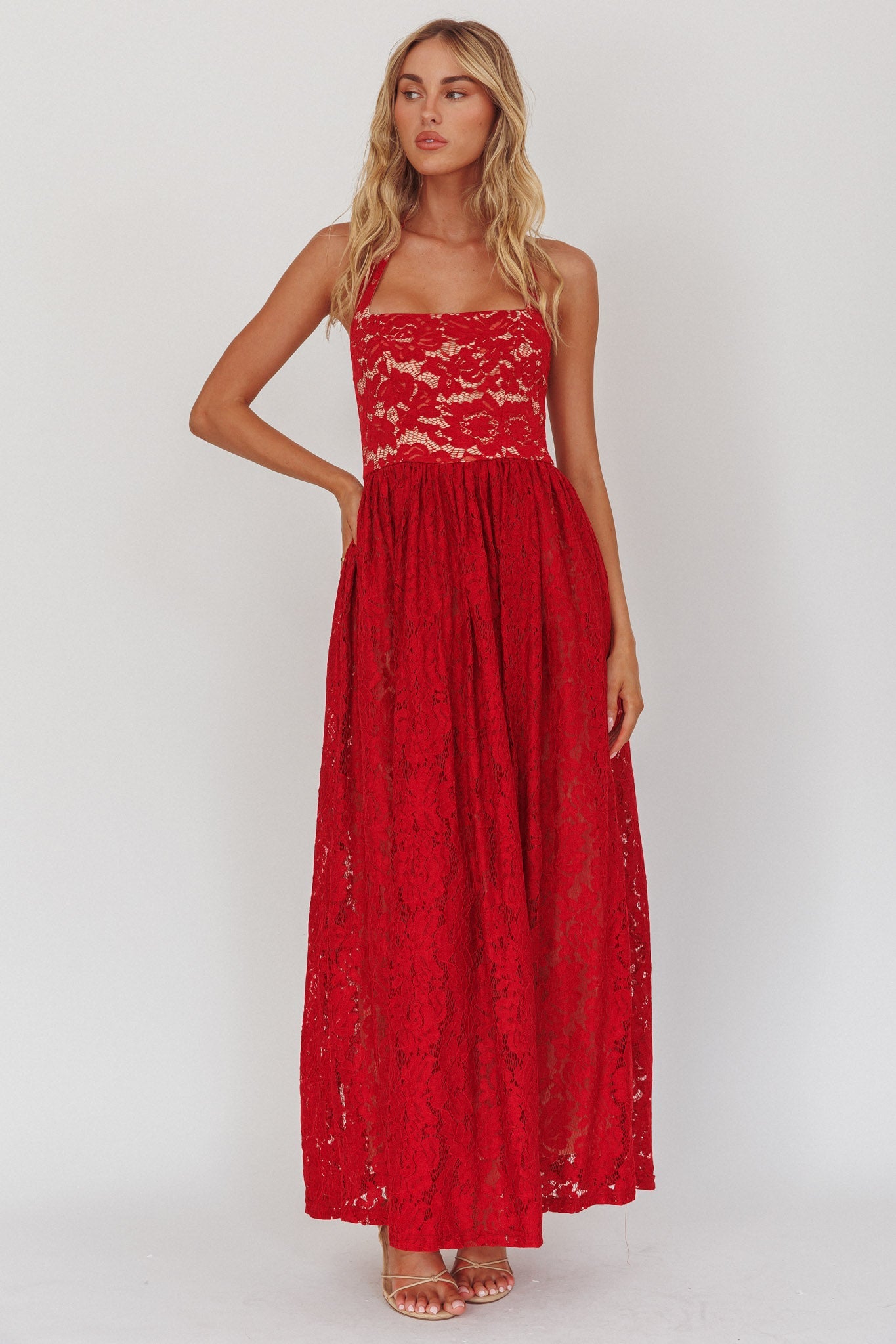 Abito lungo in pizzo a trapezio con scollo all'americana Hendrix Cherry