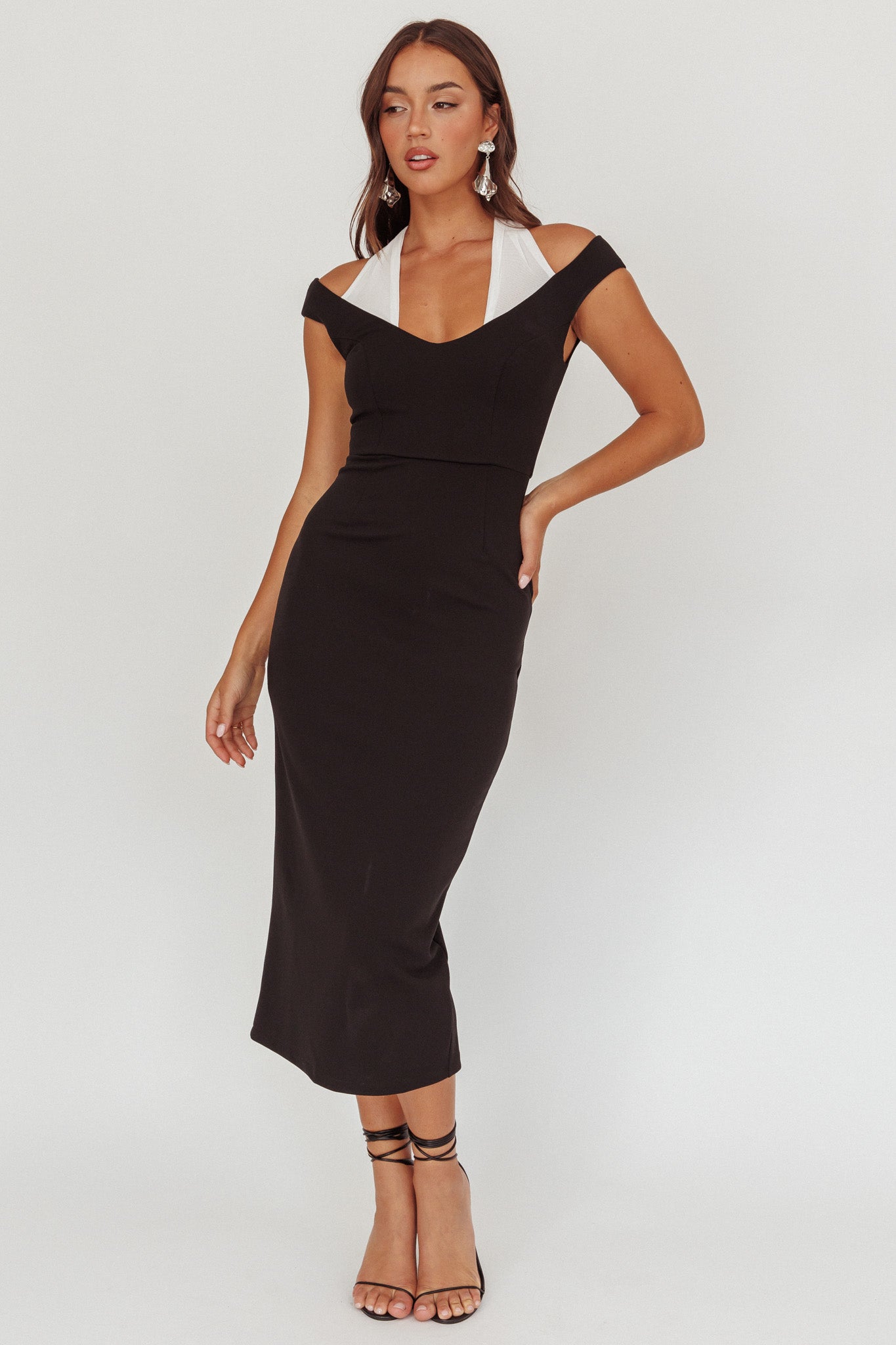 Abito midi con scollo all'americana in rete a contrasto Tyla, nero