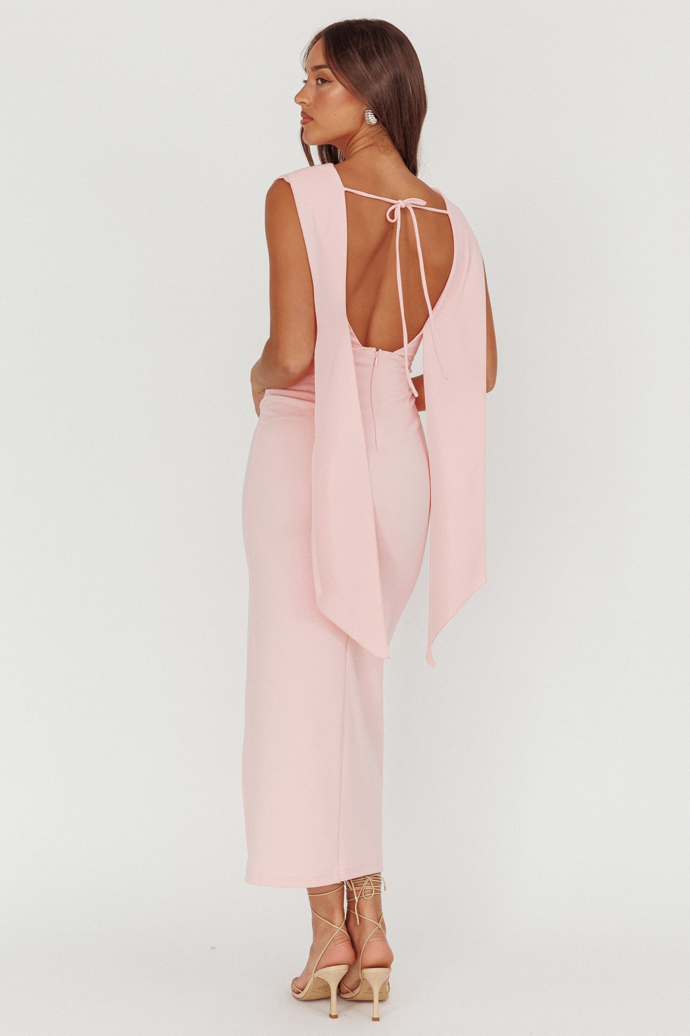 Looks Of Love Abito lungo con fascia sulle spalle rosa