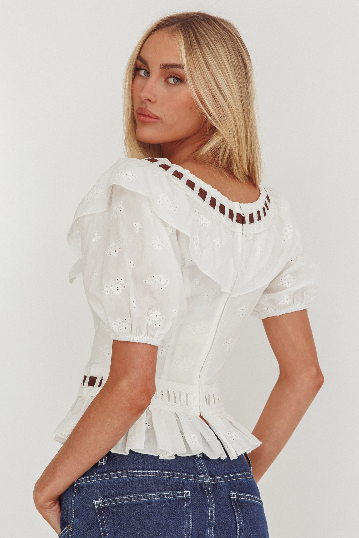 Solea Frill Collar Eyelet Top Bianco