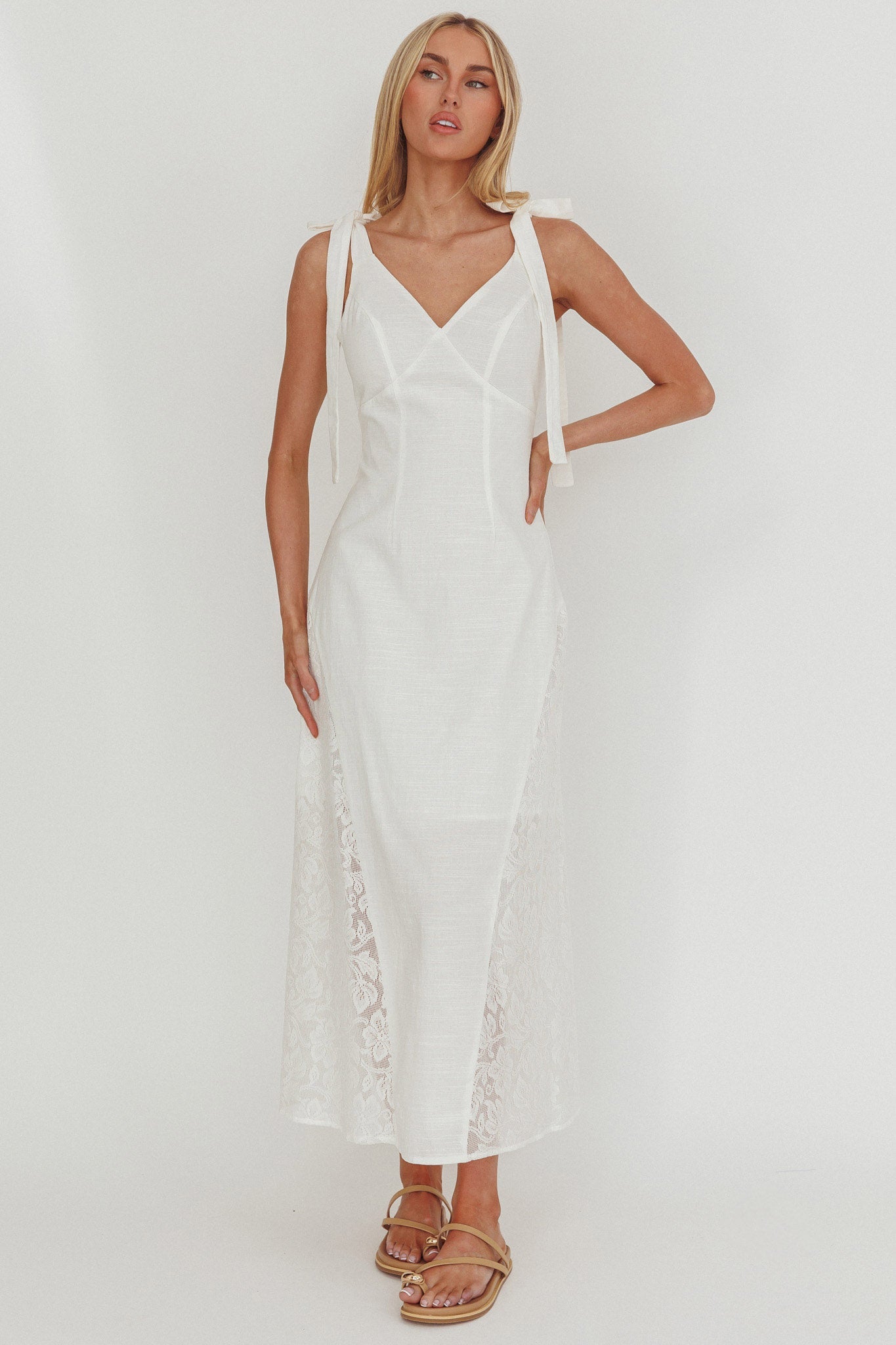 Abito lungo con pannello in pizzo Lead Me On bianco