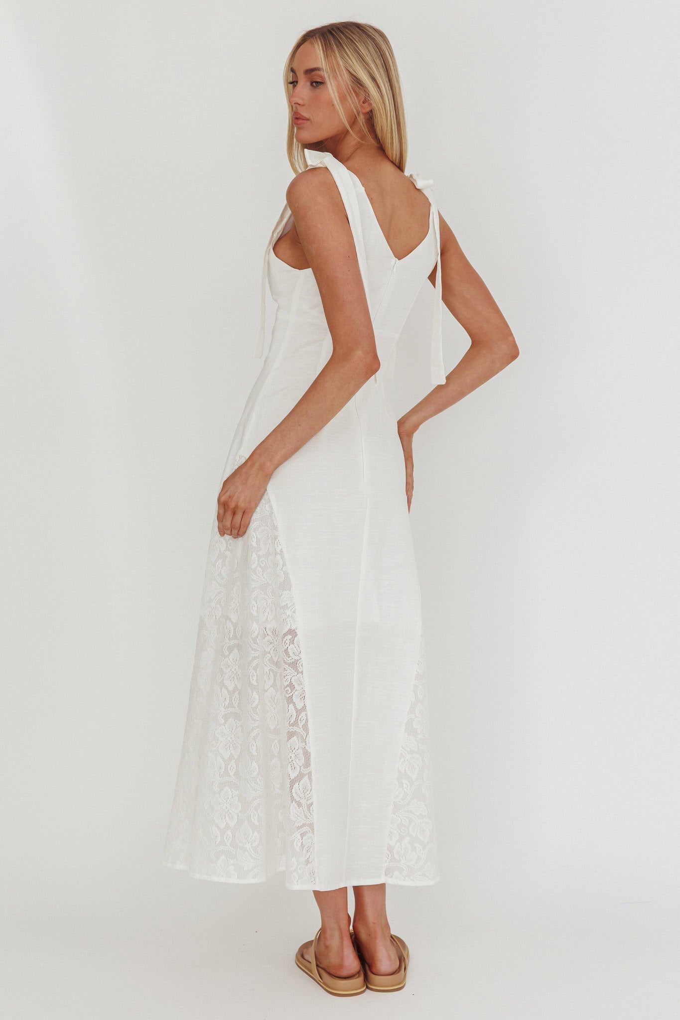 Abito lungo con pannello in pizzo Lead Me On bianco