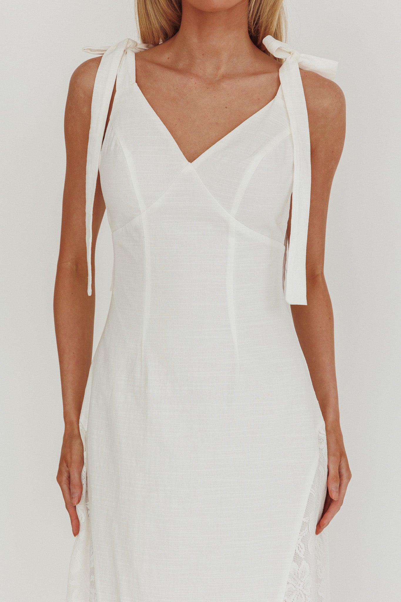 Abito lungo con pannello in pizzo Lead Me On bianco