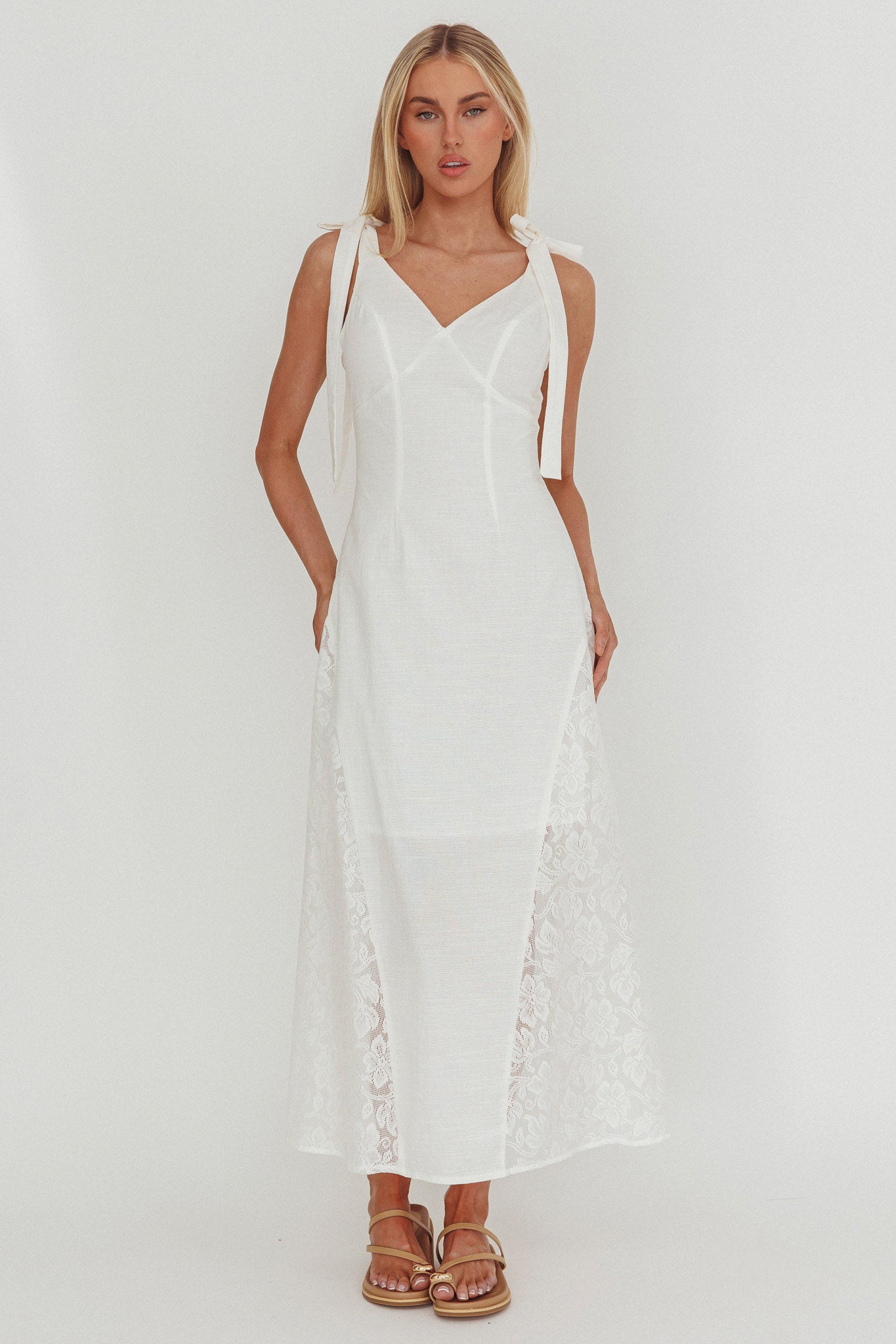 Abito lungo con pannello in pizzo Lead Me On bianco