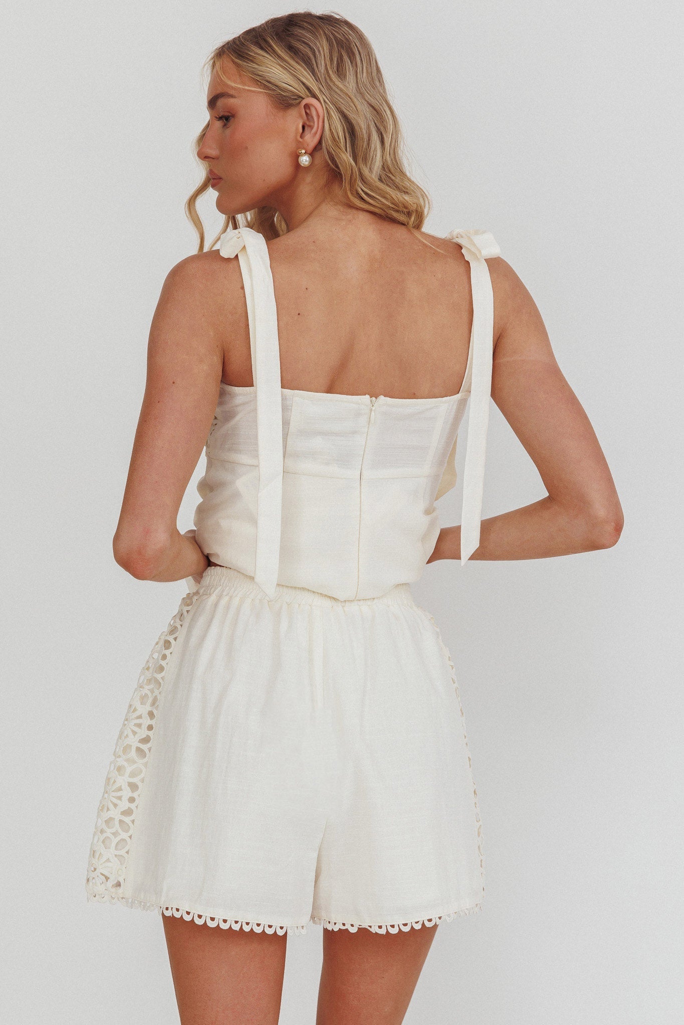 Pantaloncini bianchi con applicazioni in pizzo Baybreeze