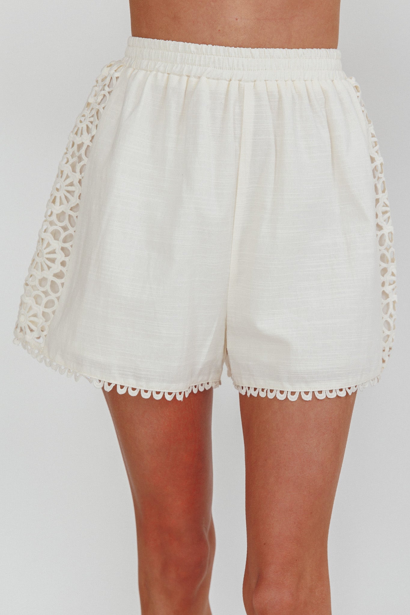 Pantaloncini bianchi con applicazioni in pizzo Baybreeze
