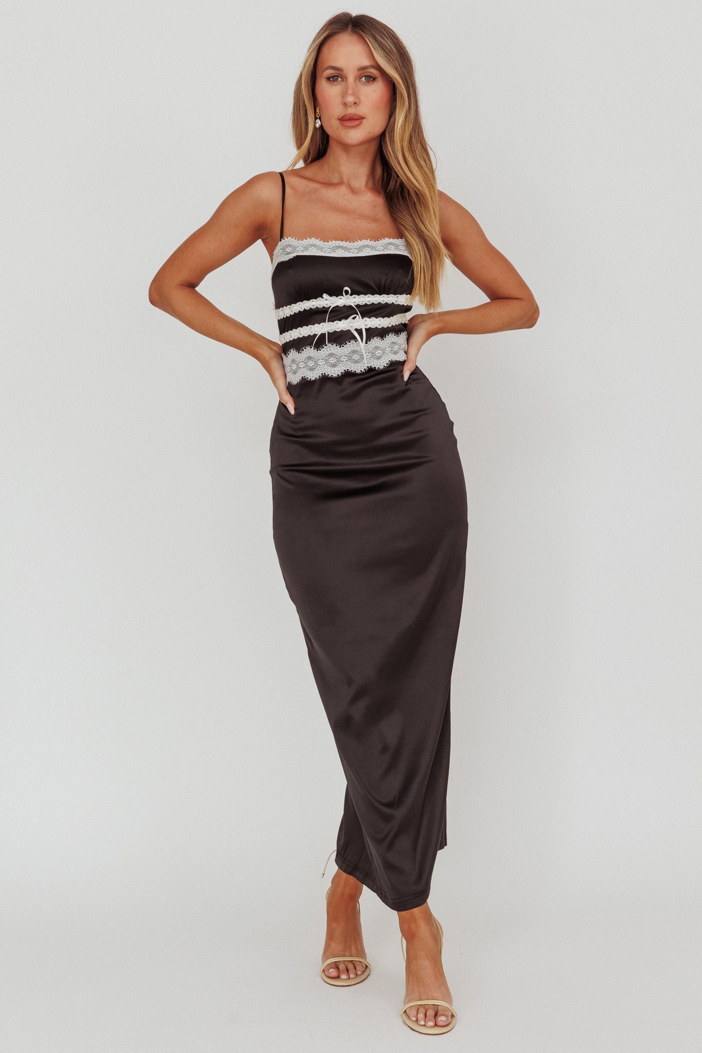 Abito lungo con bordi in pizzo Kellan nero