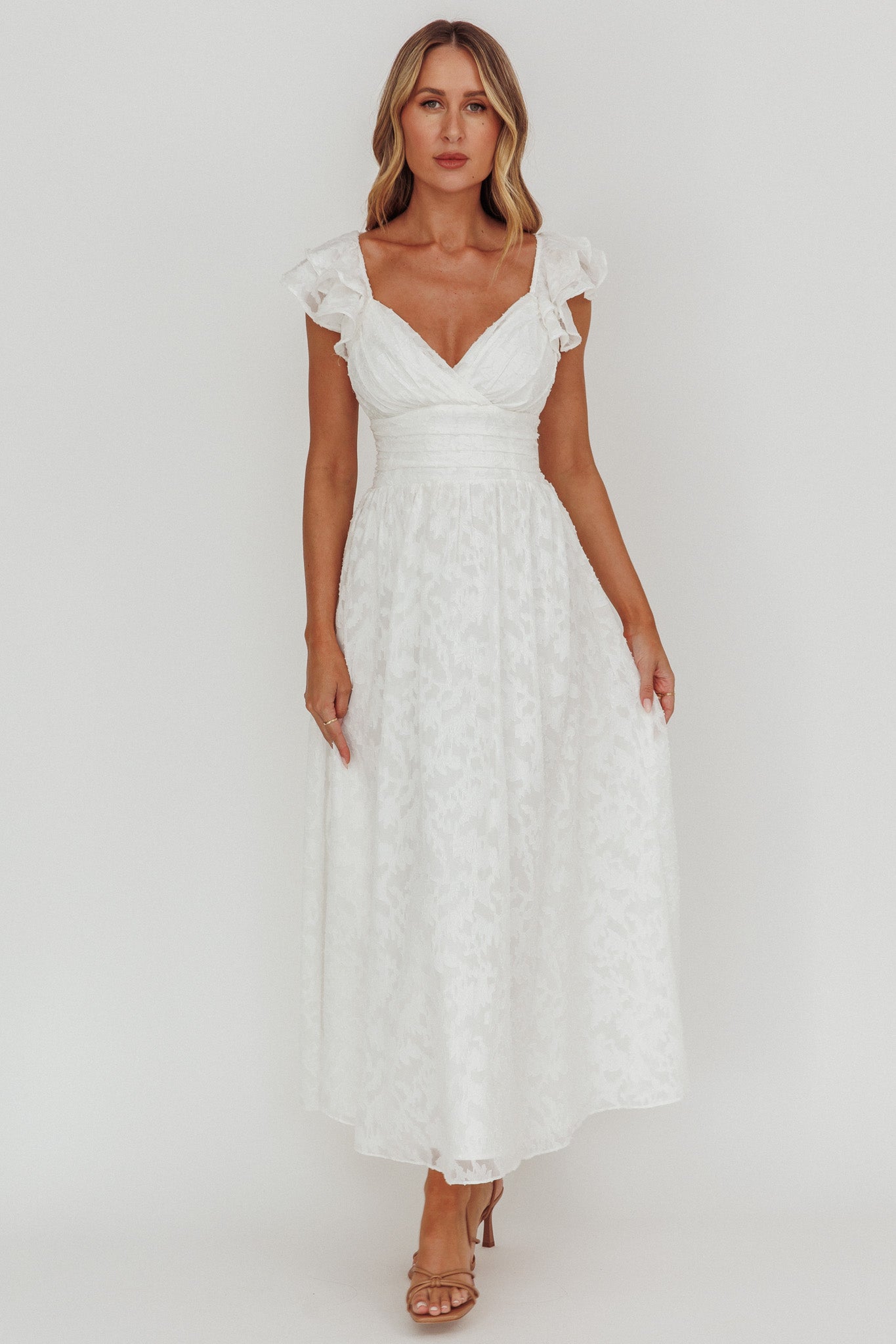 Abito lungo con spalle arricciate Lola, bianco testurizzato