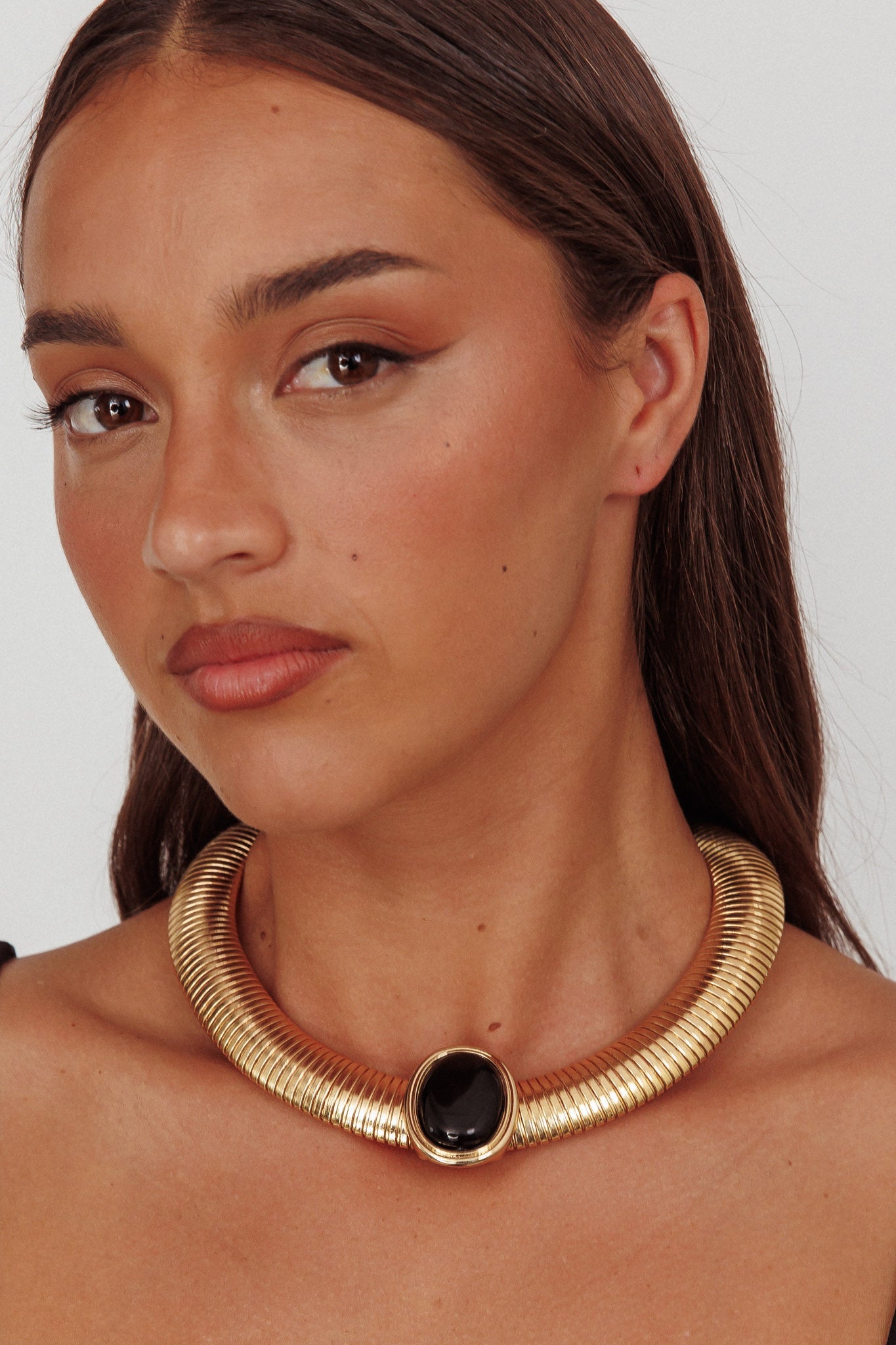 Collana con ciondolo ovale Cleopatra oro nero