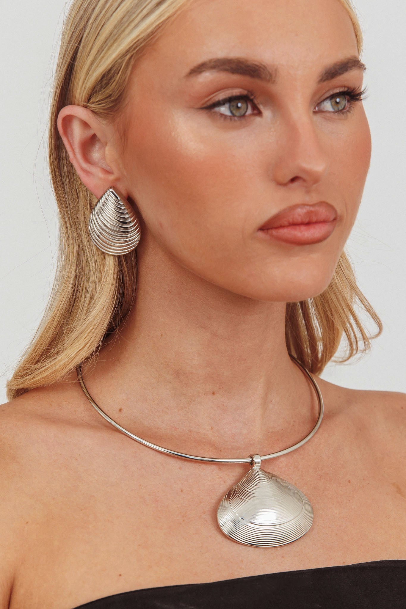 Collana girocollo con ciondolo a conchiglia Zuma in argento scuro