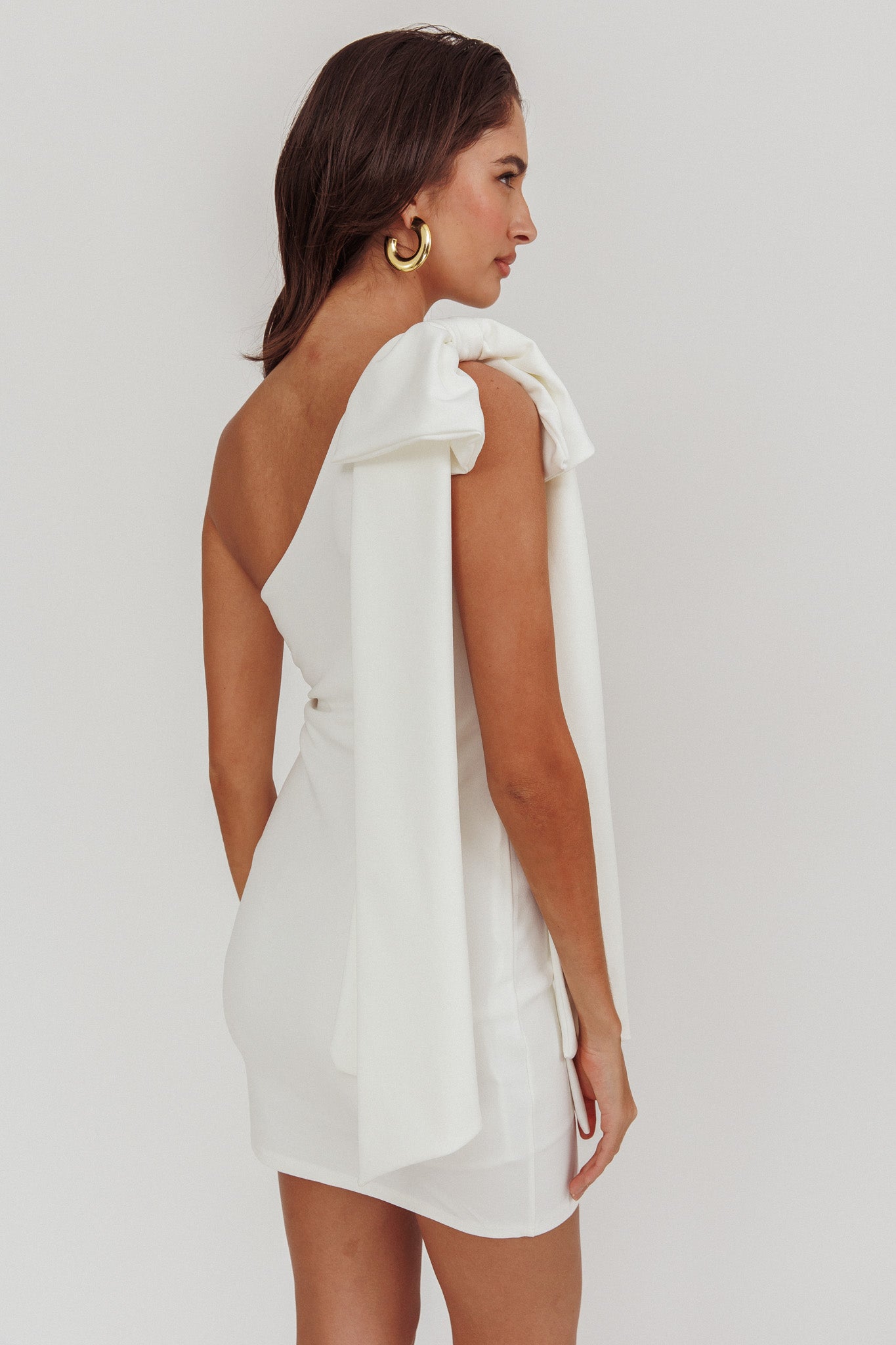 Vestito corto monospalla con fiocco Earned It, avorio