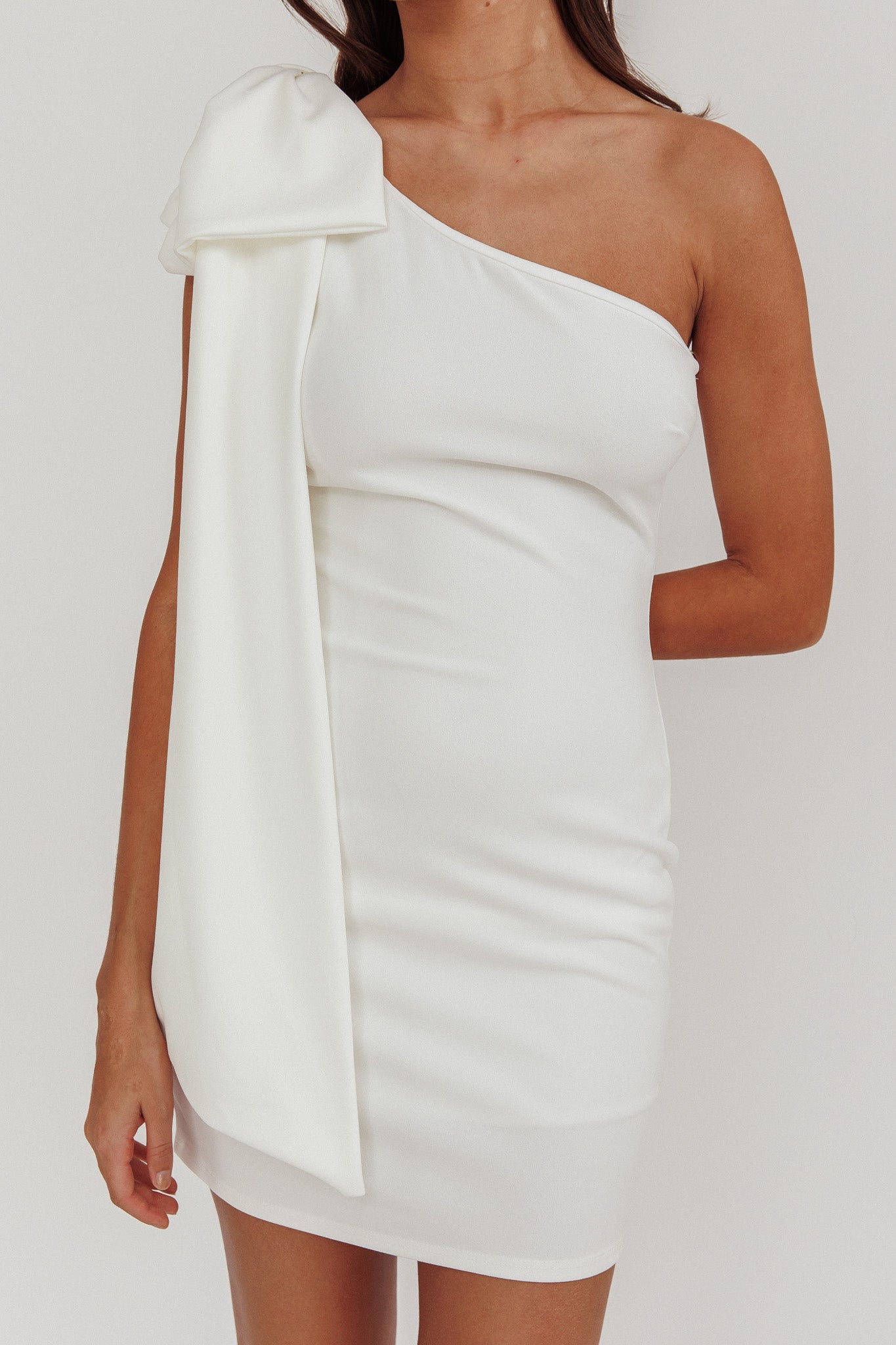 Vestito corto monospalla con fiocco Earned It, avorio