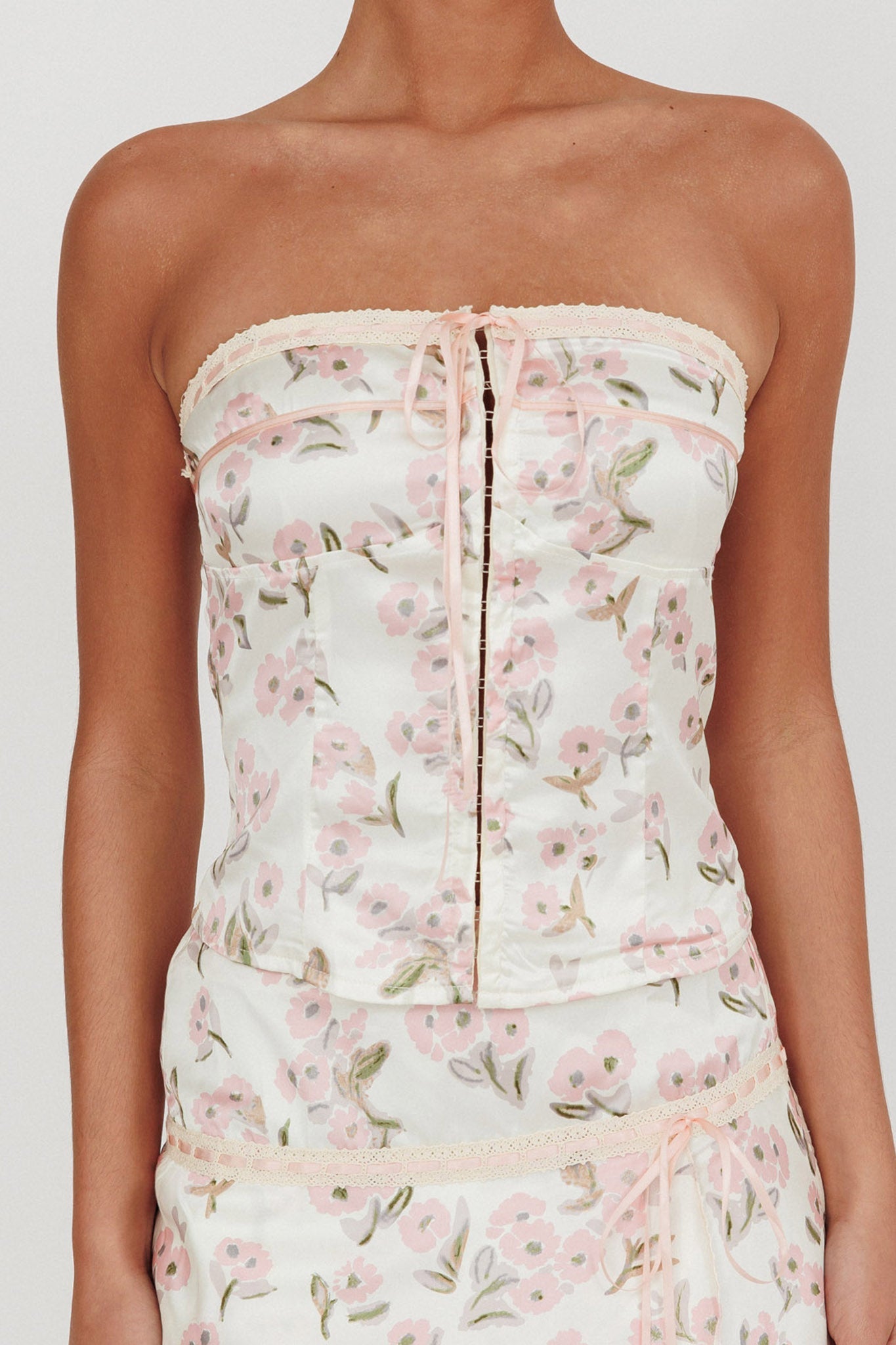 Top senza spalline Tiya con fiocco floreale rosa
