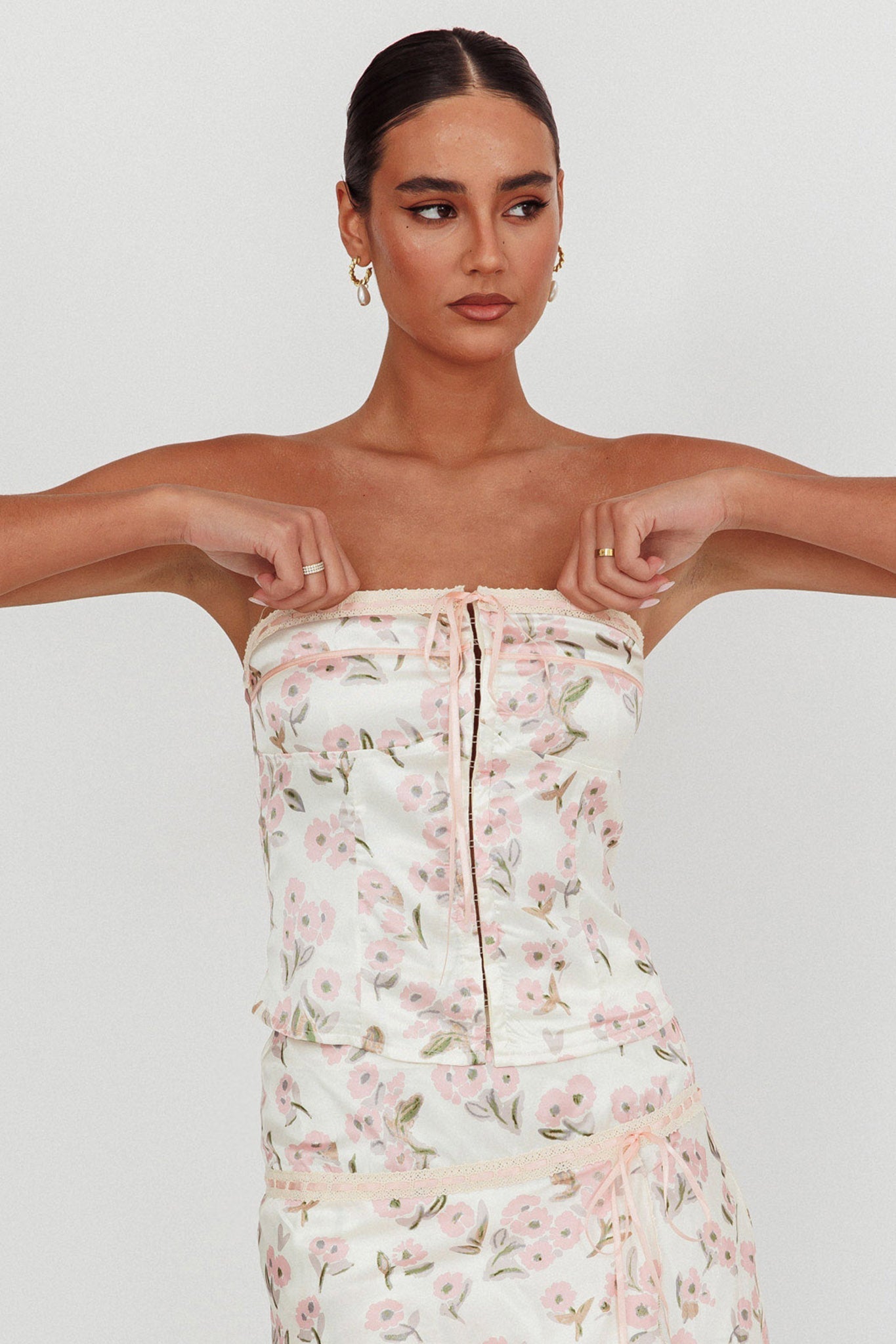 Top senza spalline Tiya con fiocco floreale rosa