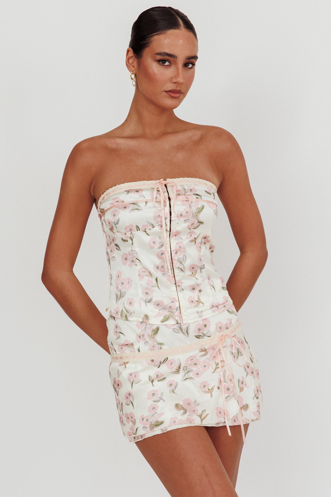 Minigonna Tiya con pizzo floreale rosa