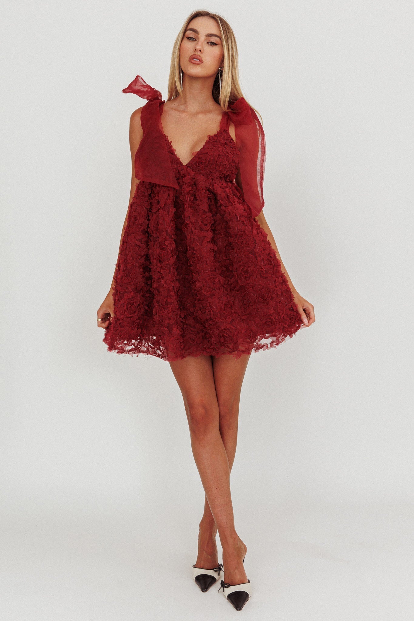 Mini abito decorato con spalle annodate Lisette, colore vino