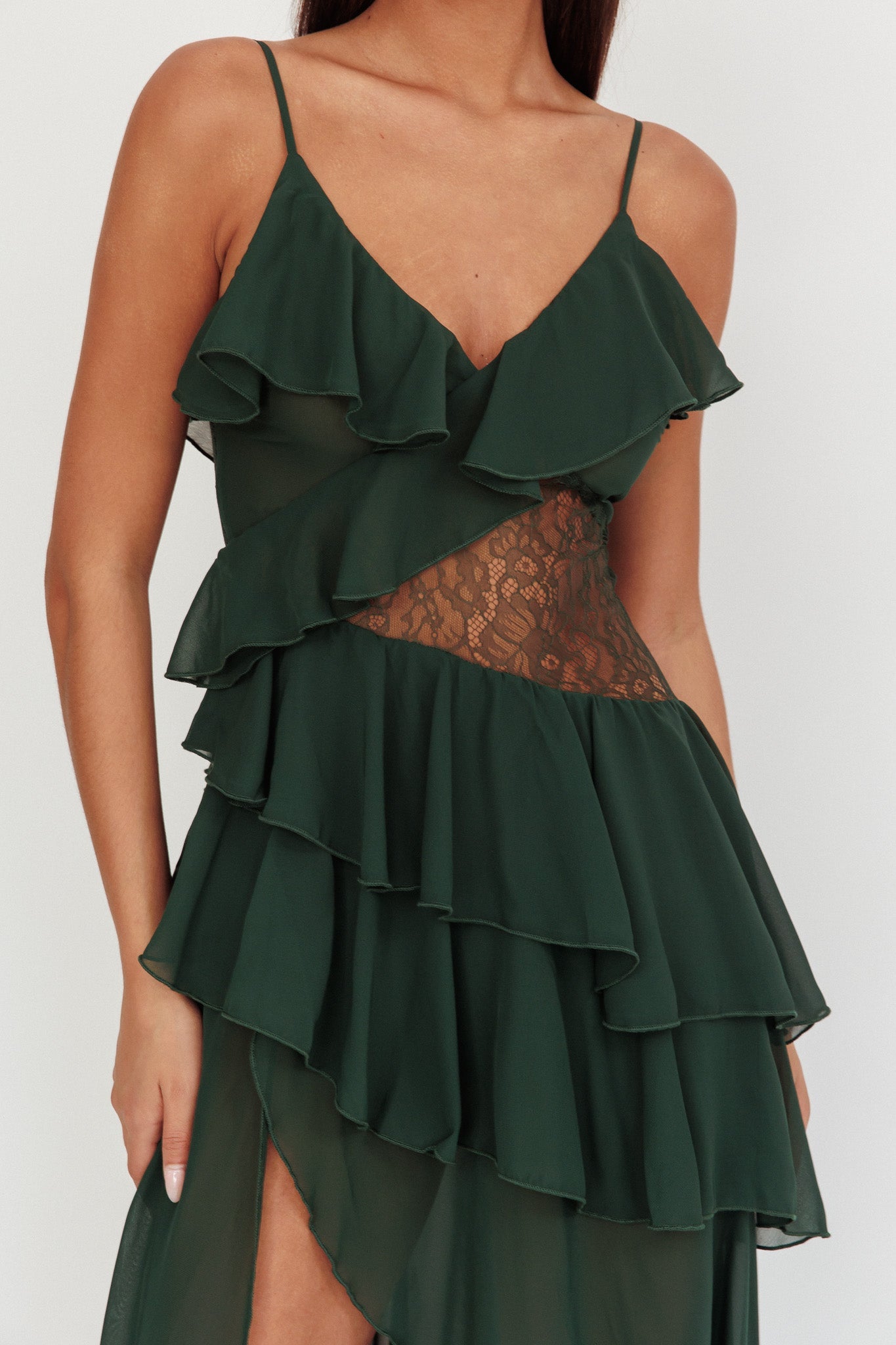 Abito lungo con volant in pizzo color amaretto, verde cacciatore