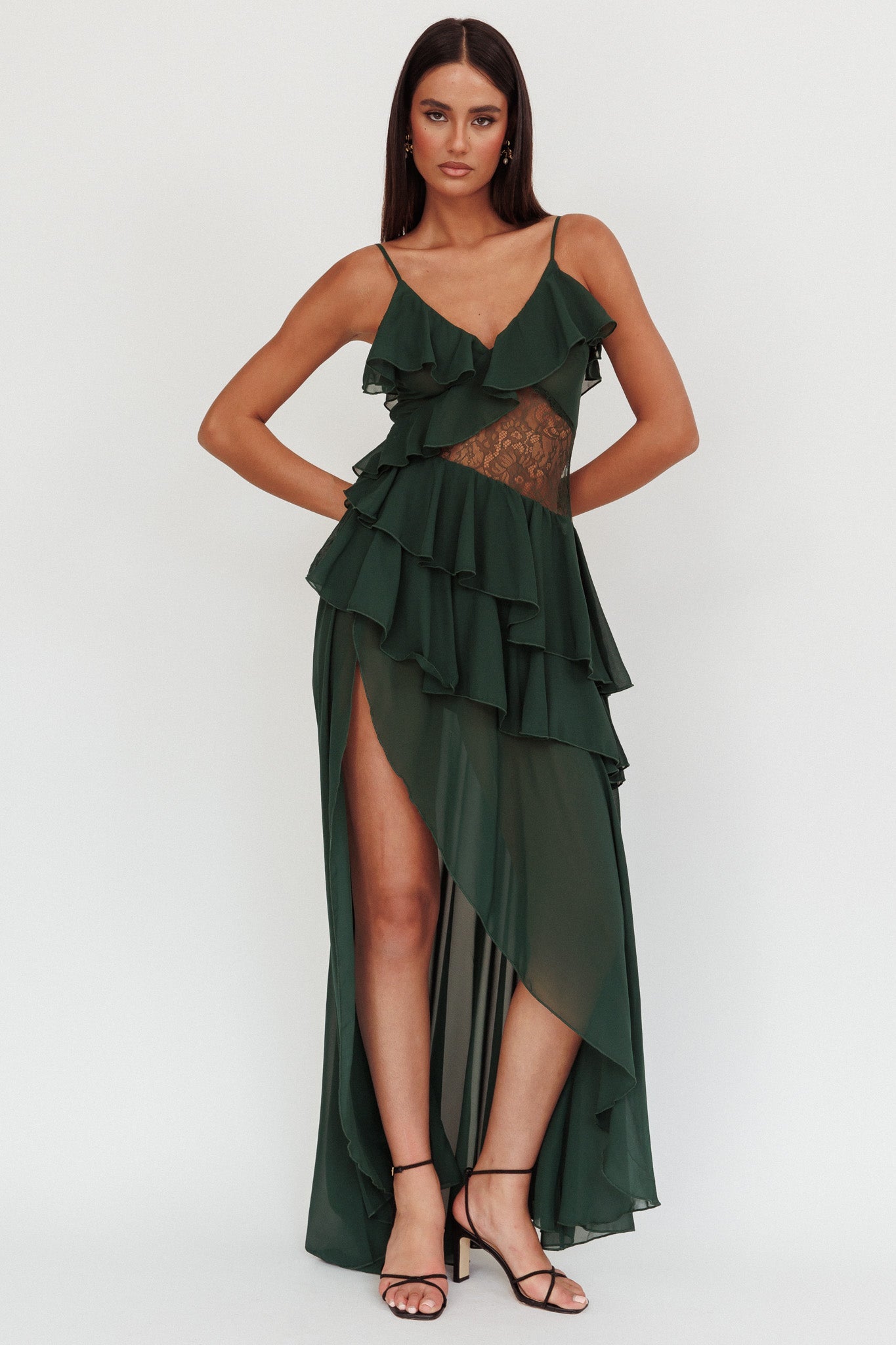 Abito lungo con volant in pizzo color amaretto, verde cacciatore