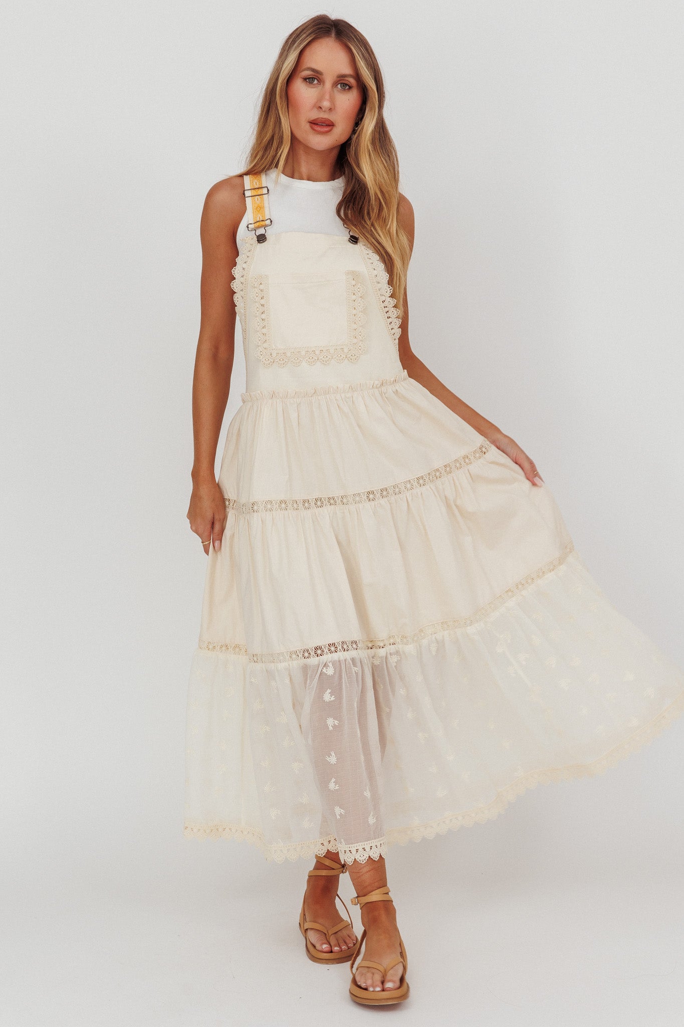 Abito lungo con bordi in pizzo Odeyah color champagne