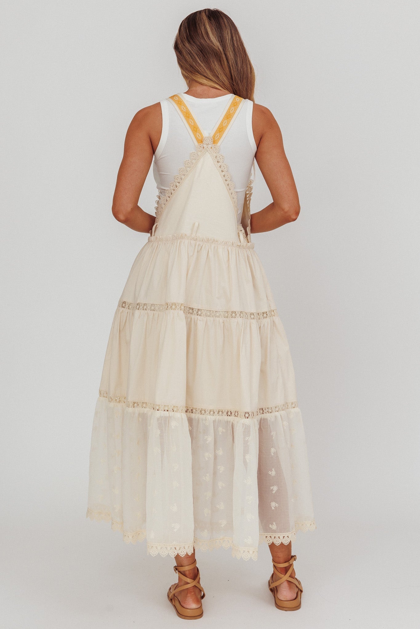 Abito lungo con bordi in pizzo Odeyah color champagne