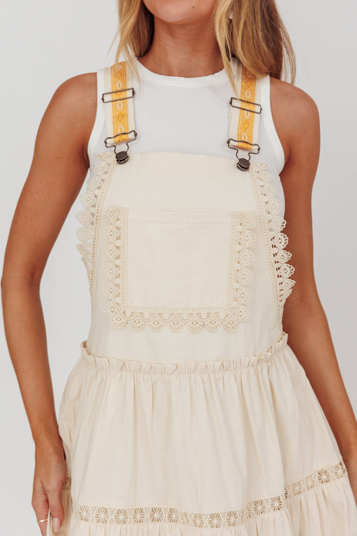 Abito lungo con bordi in pizzo Odeyah color champagne