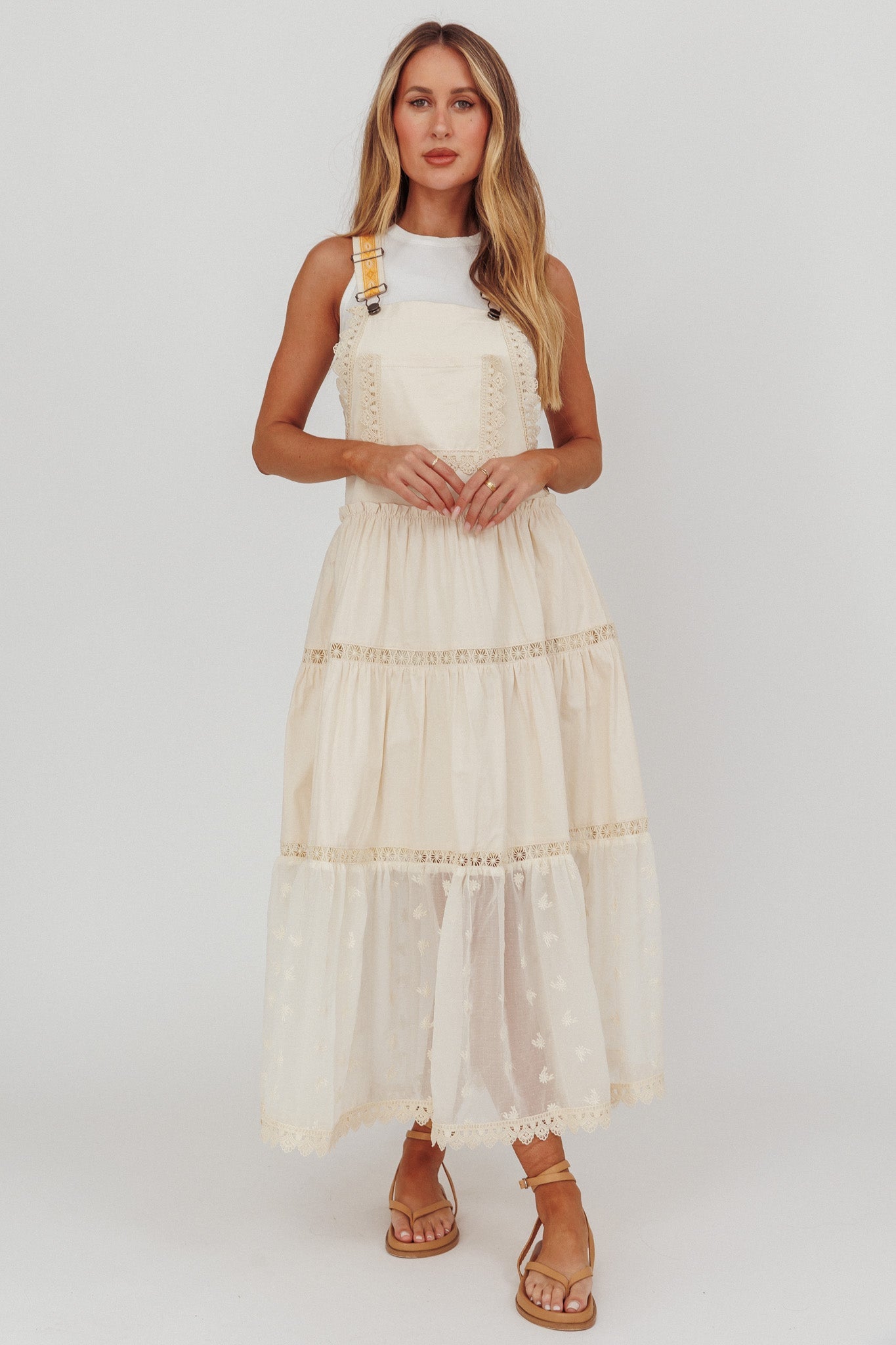 Abito lungo con bordi in pizzo Odeyah color champagne