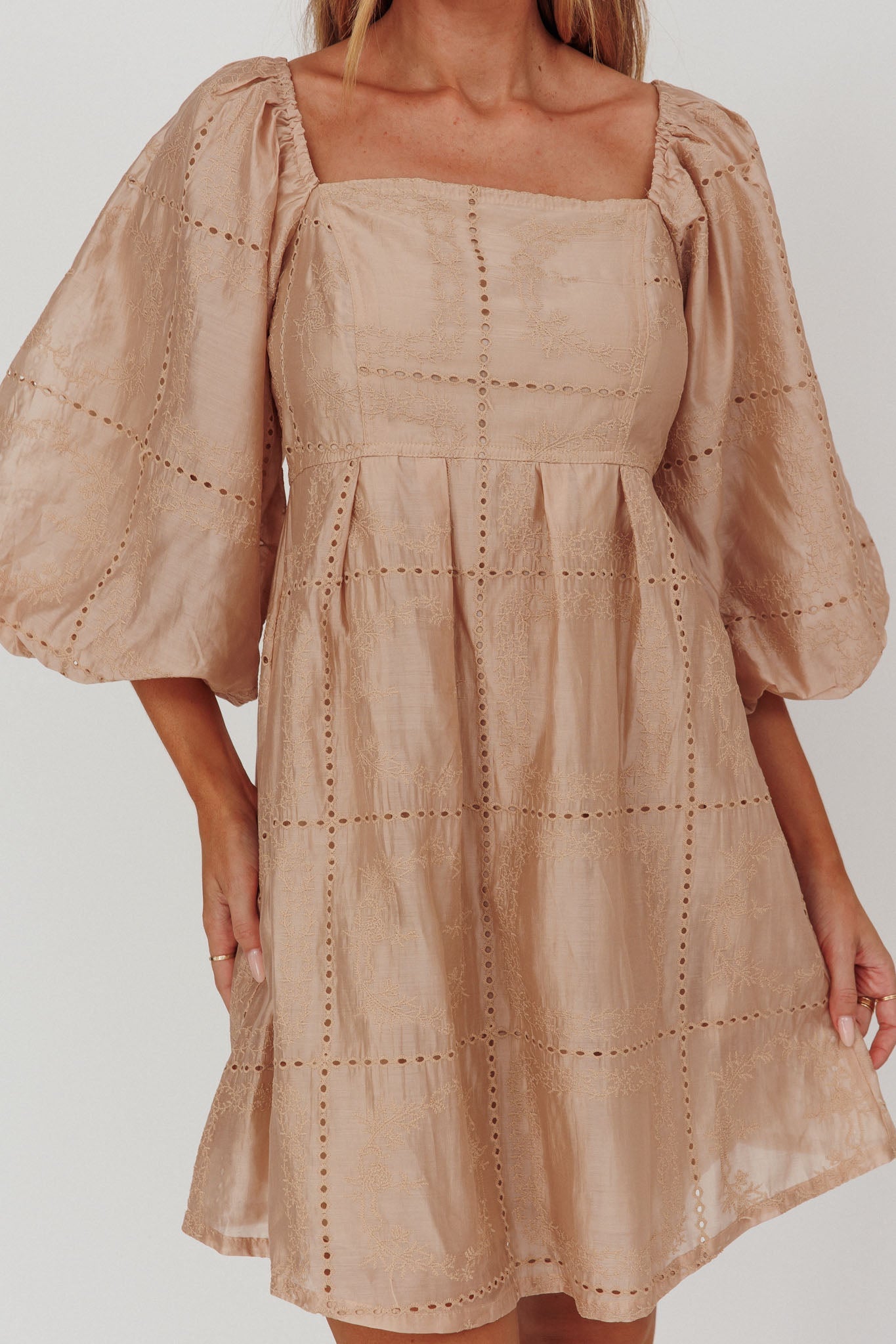 Mini abito con maniche a sbuffo e occhielli Summerlin Beige