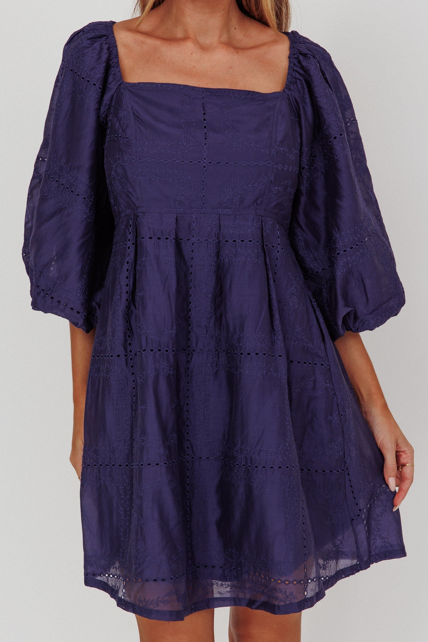 Mini abito con maniche a sbuffo e occhielli Summerlin blu navy