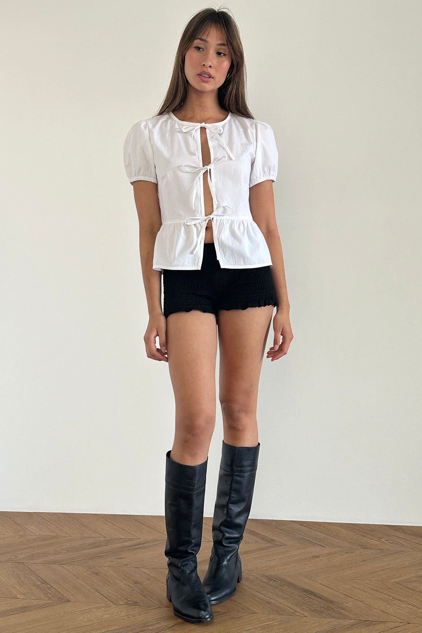 Top bianco con maniche a sbuffo e nodo sul davanti in stile scandinavo