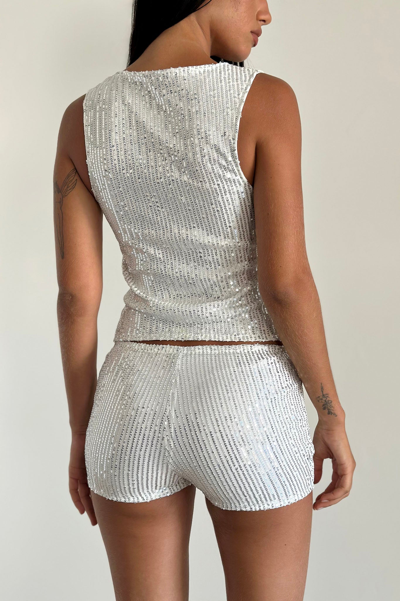Pantaloncini Erna con paillettes cromate argento