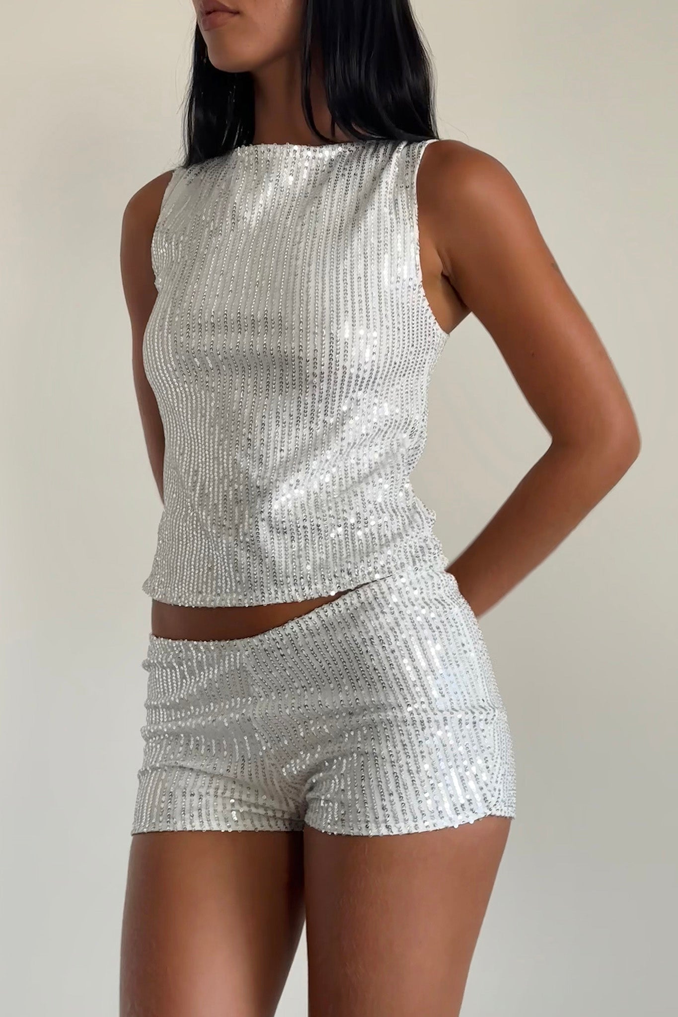 Pantaloncini Erna con paillettes cromate argento