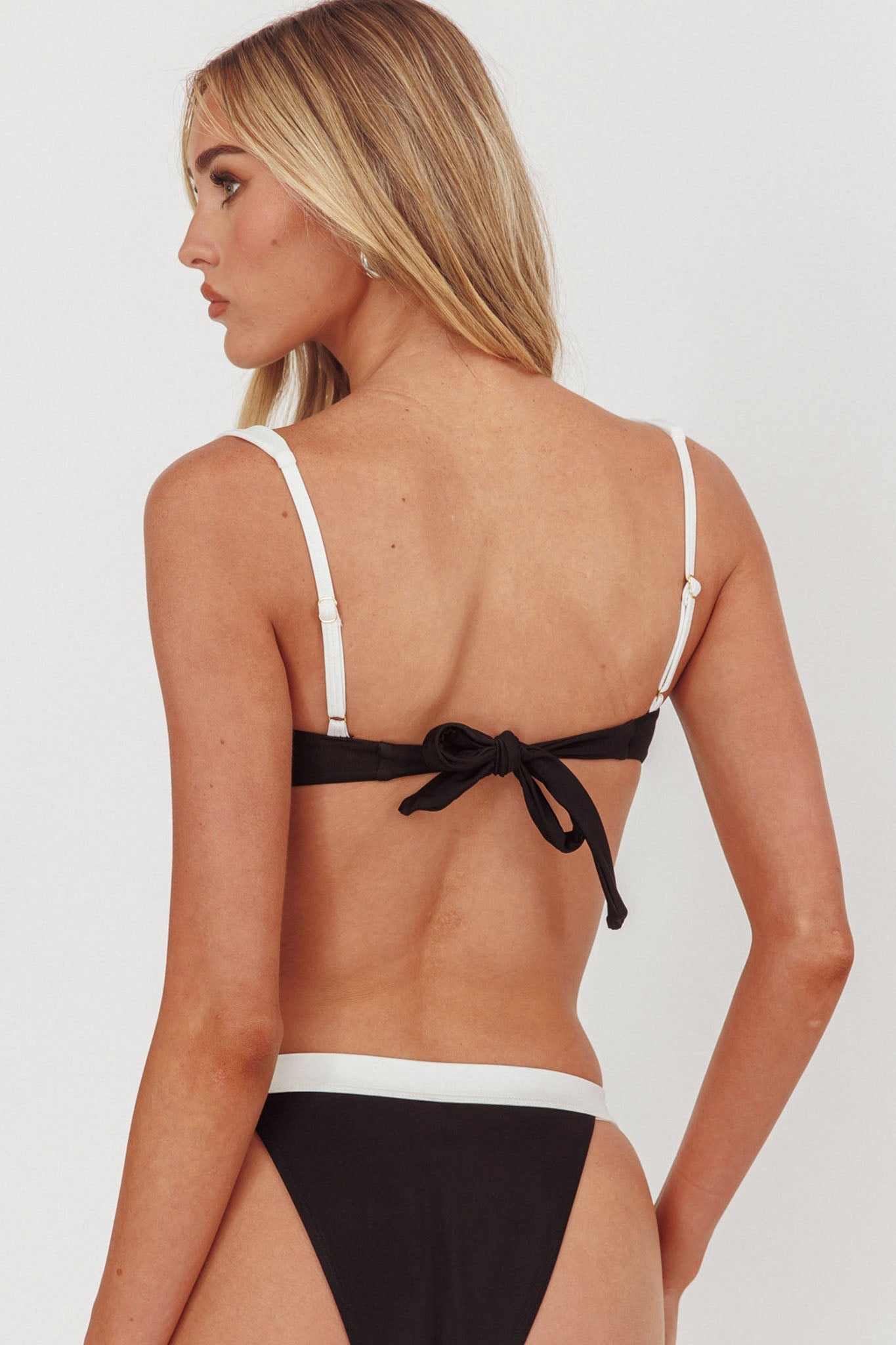 Reggiseno bikini Saskia con ferretto e lacci sulla schiena, nero/bianco sporco