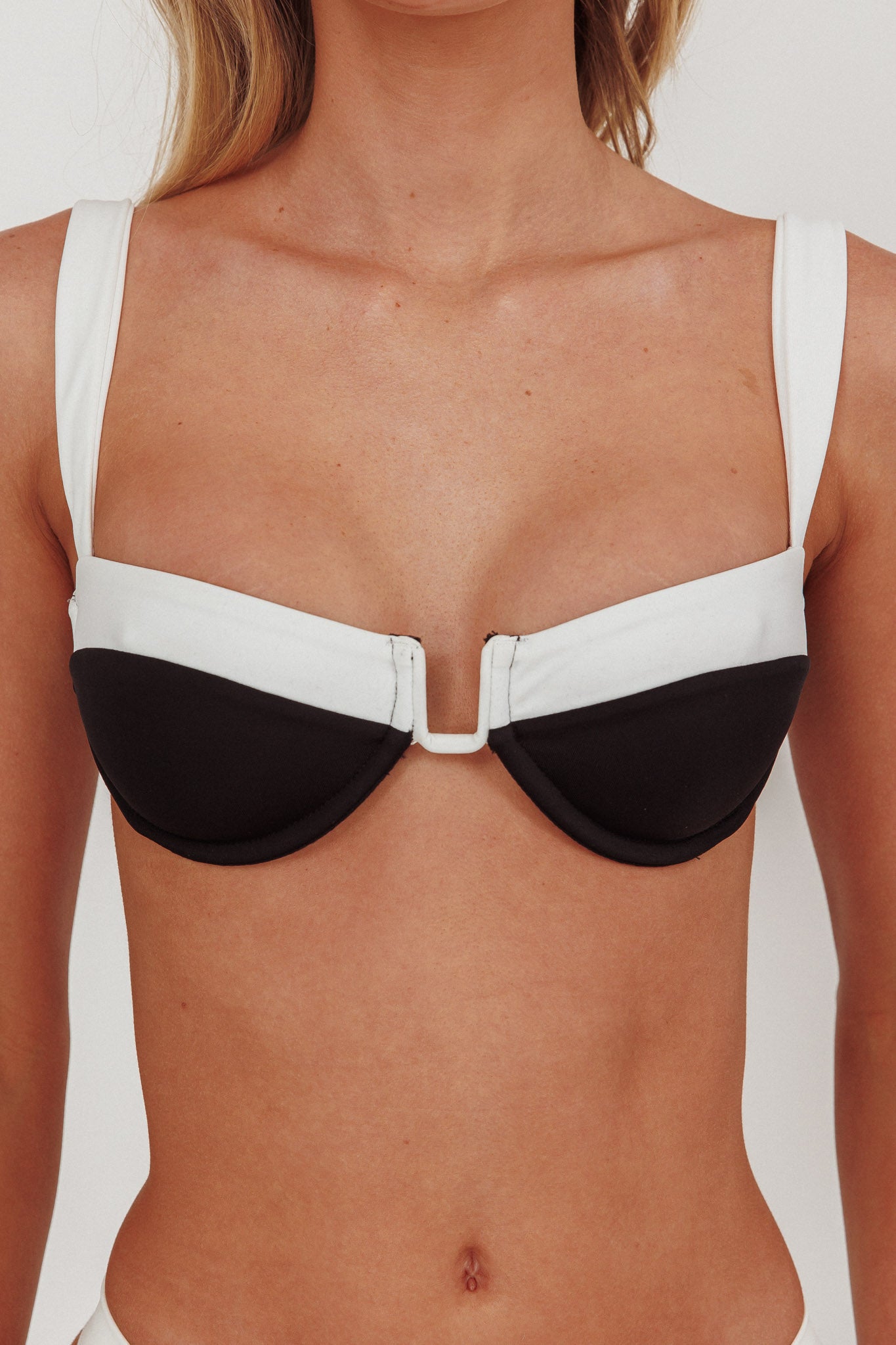 Reggiseno bikini Saskia con ferretto e lacci sulla schiena, nero/bianco sporco