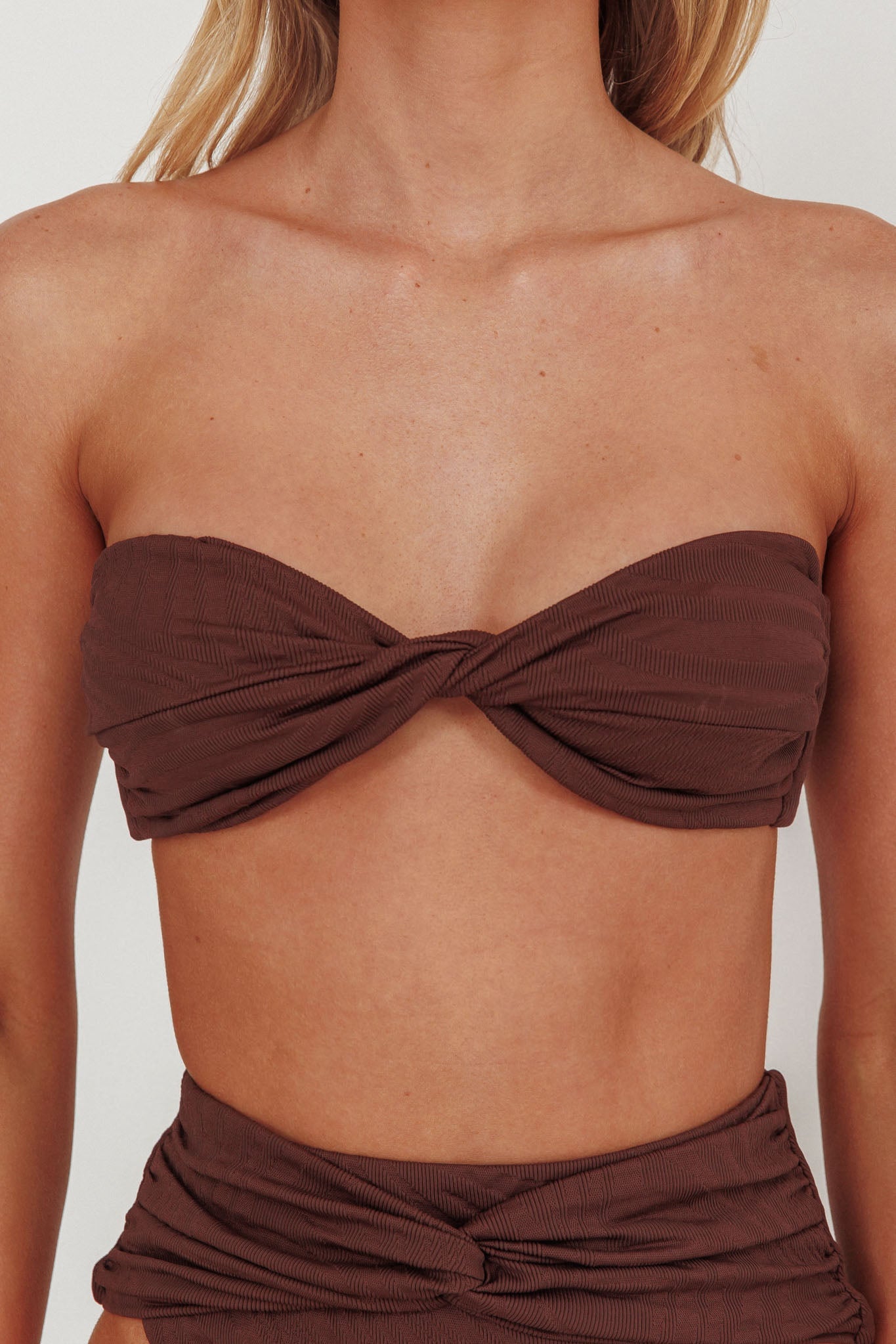 Monique Twist Bandeau Bikini Top con texture al cioccolato