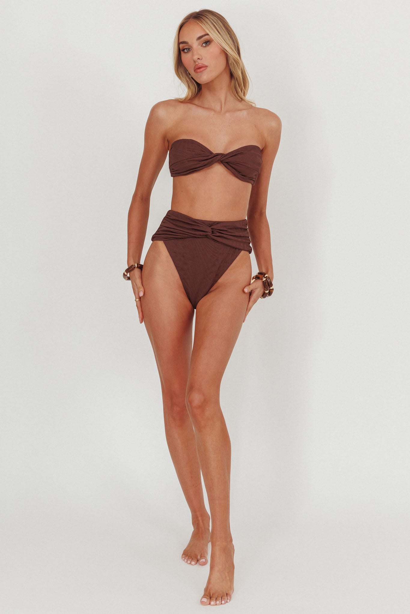 Slip bikini a vita alta intrecciata Monique con texture cioccolato