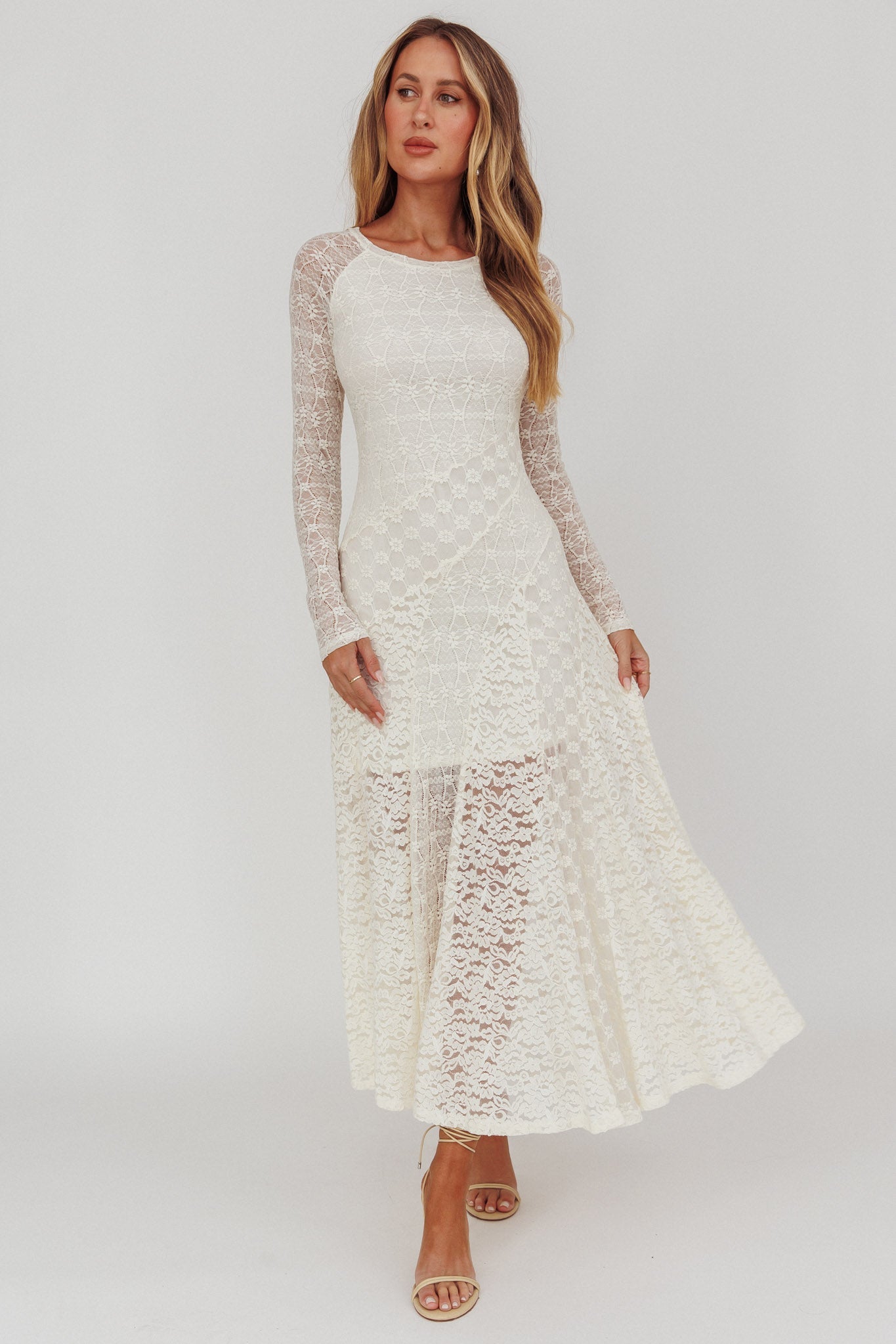 Abito lungo in pizzo a maniche lunghe Tarly color crema