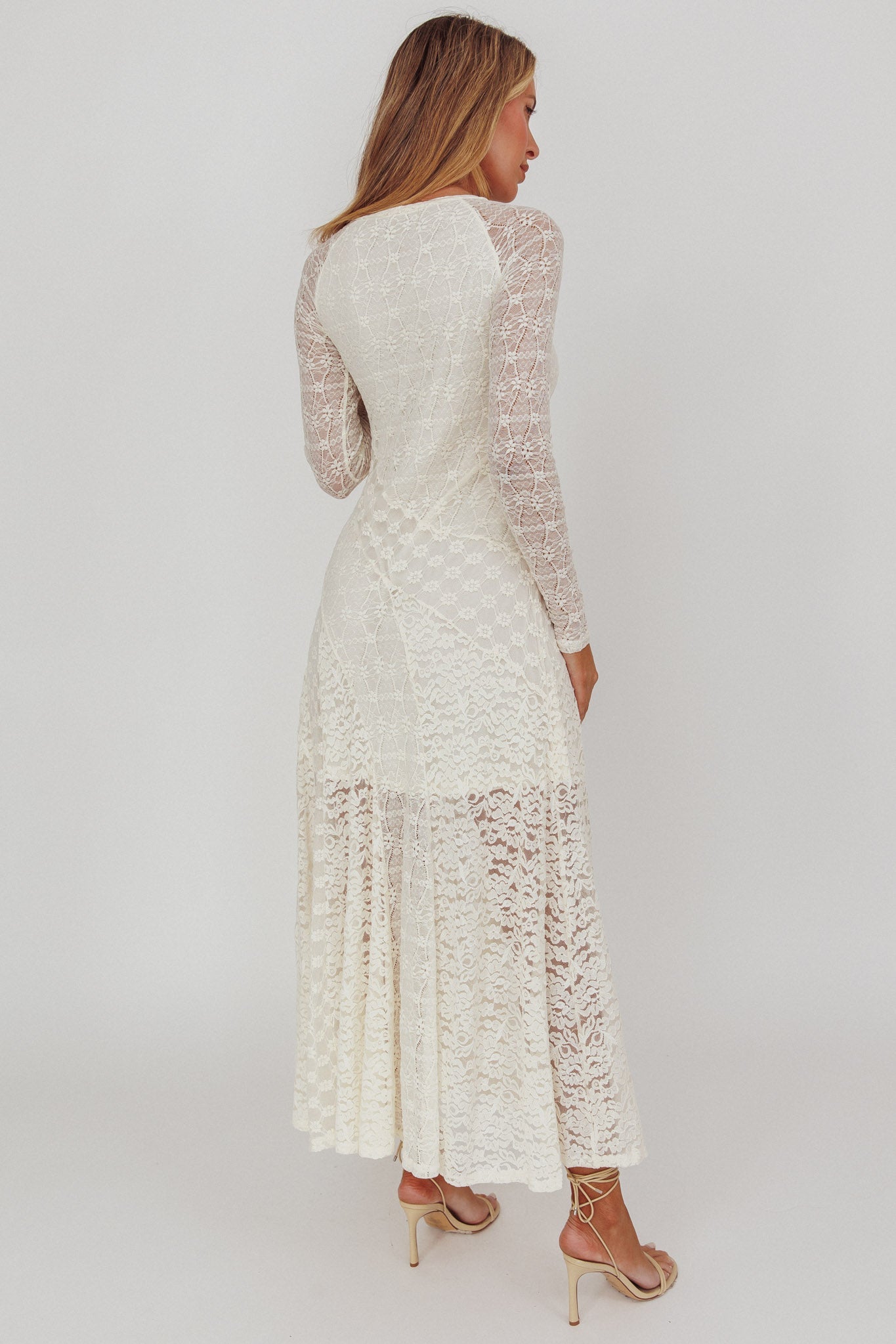 Abito lungo in pizzo a maniche lunghe Tarly color crema