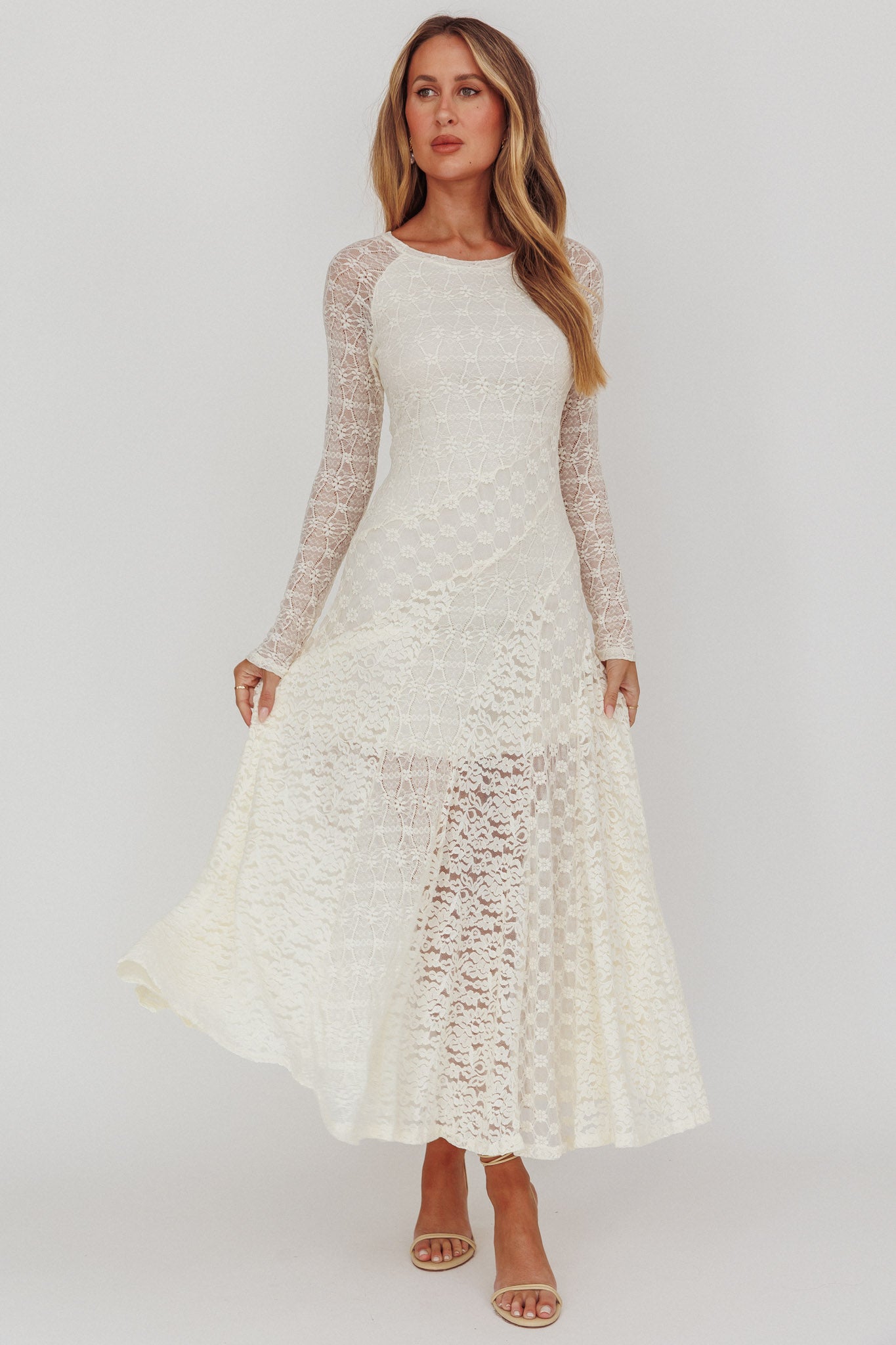 Abito lungo in pizzo a maniche lunghe Tarly color crema