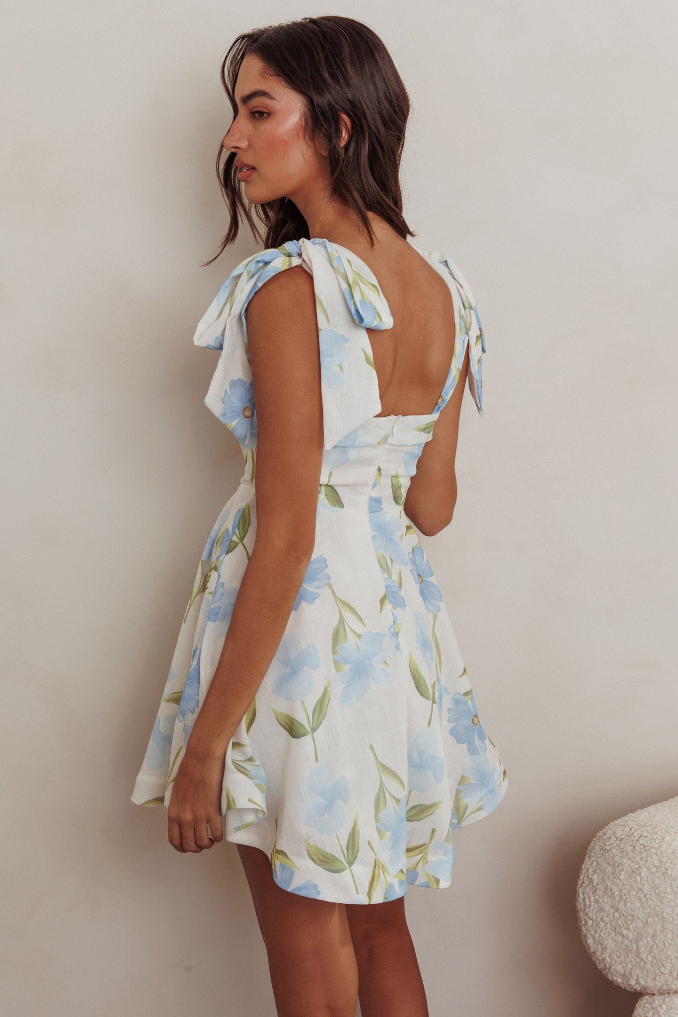 Mini abito Jeanie con spalle annodate e fiori blu