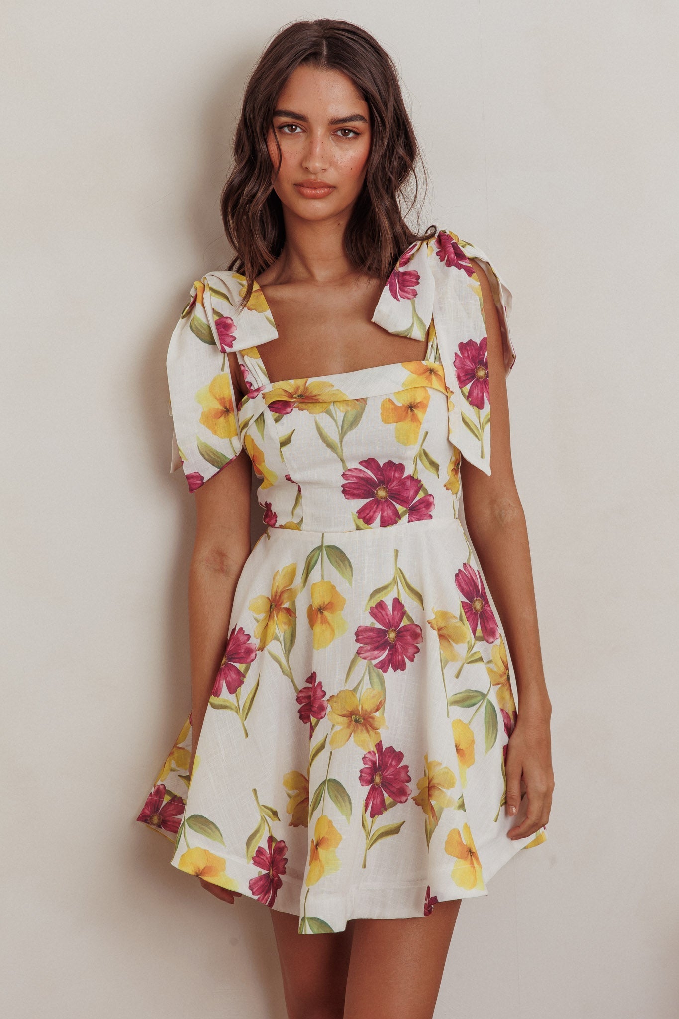 Mini abito con spalle legate Jeanie e fiori viola