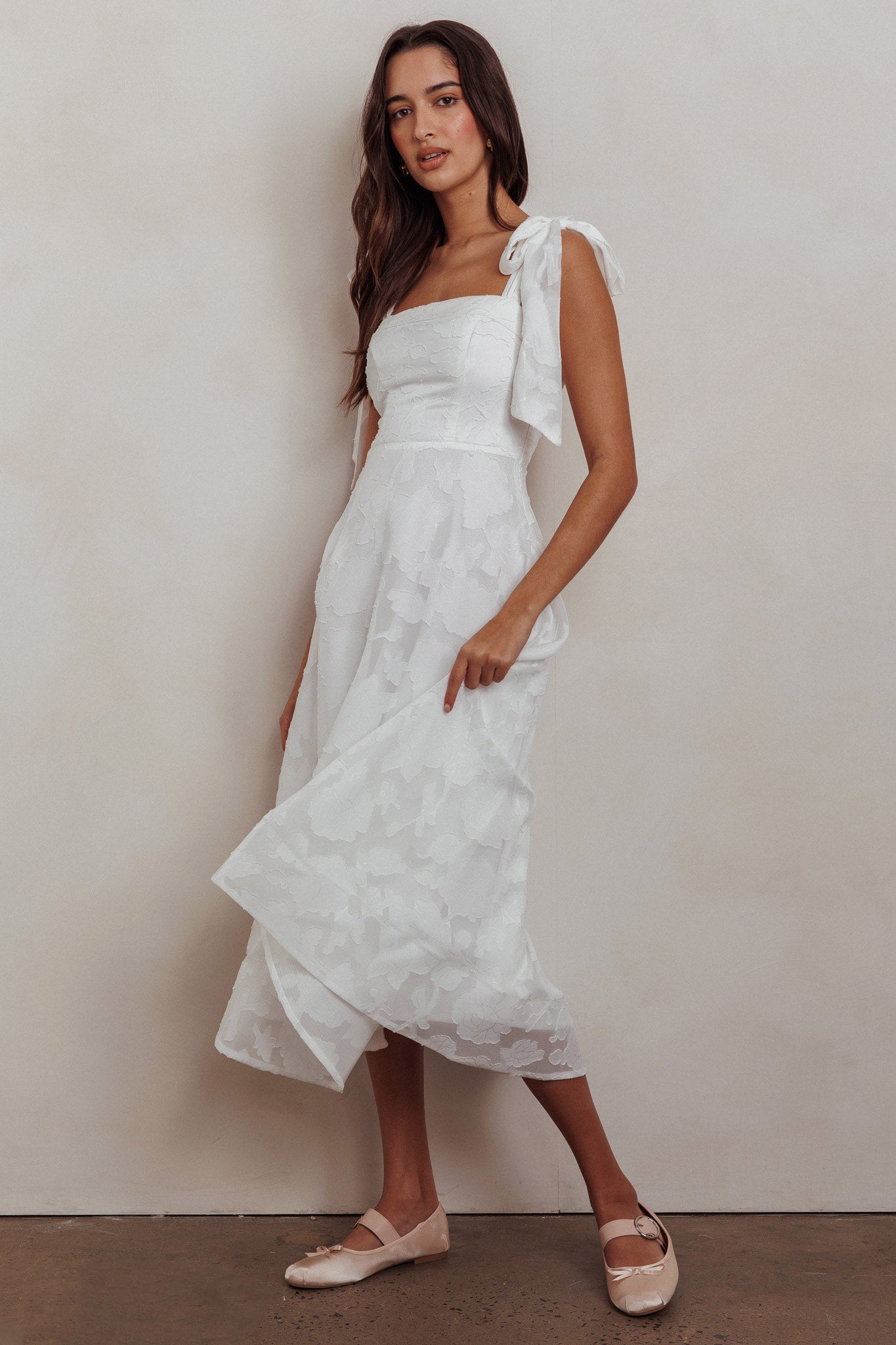 Abito midi con fiocco sulle spalle Jeanie, bianco goffrato