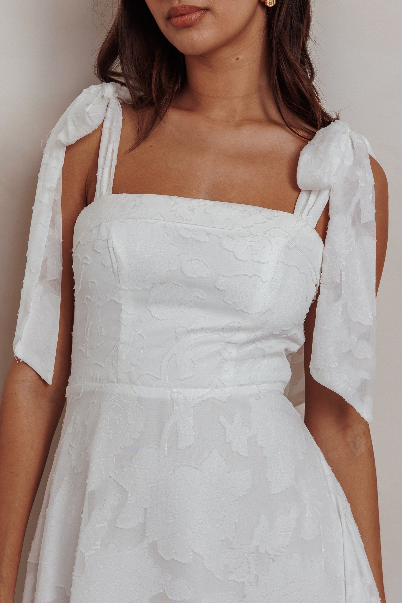 Abito midi con fiocco sulle spalle Jeanie, bianco goffrato