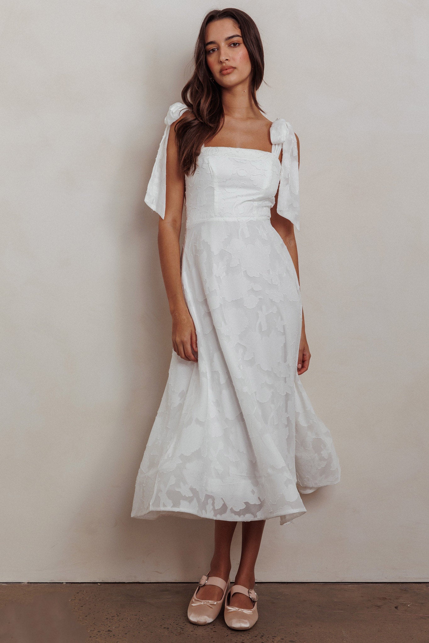 Abito midi con fiocco sulle spalle Jeanie, bianco goffrato