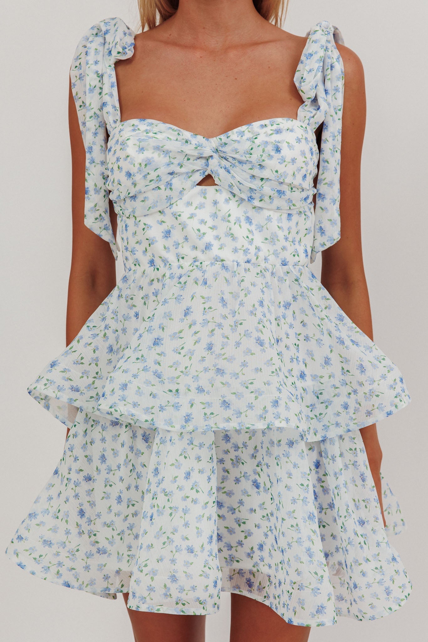 Oliana Mini abito a balze con spalle annodate e stampa floreale blu