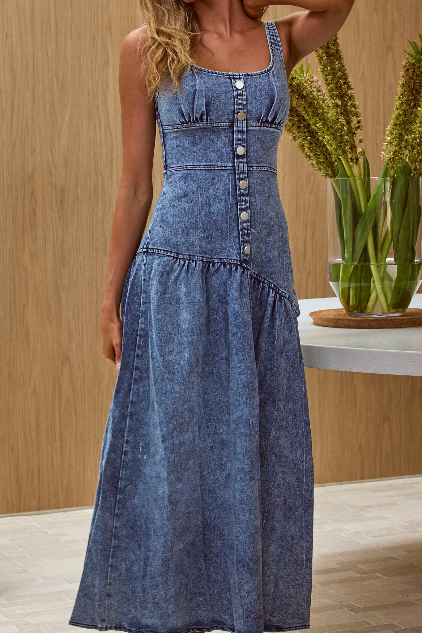 Abito lungo in denim con scollo a barchetta e balza sul fondo Pansy