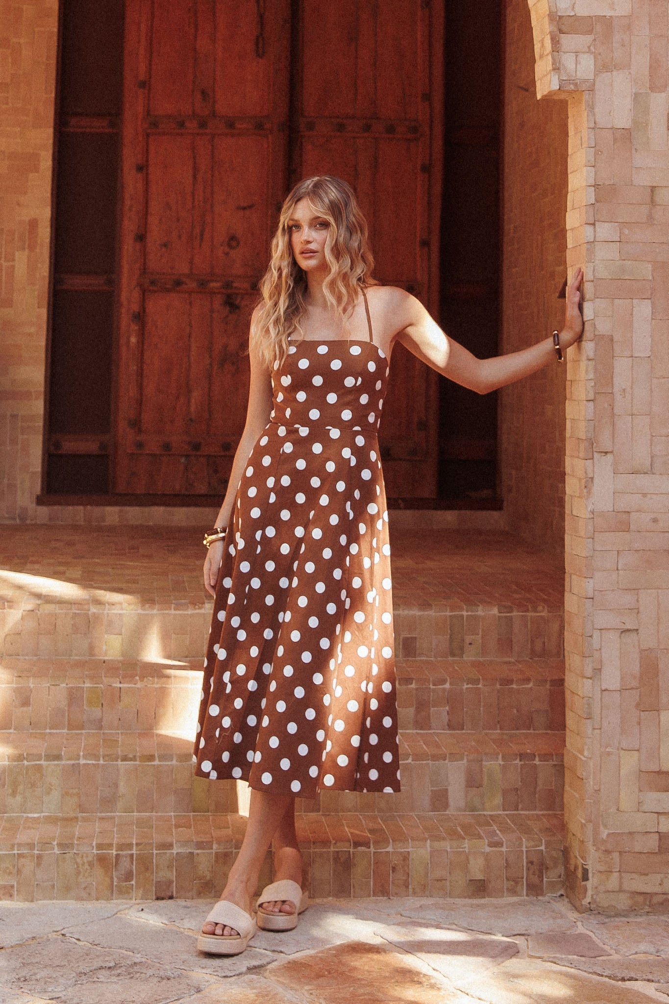 Abito midi con schiena incrociata Olga Second Glance a pois marrone